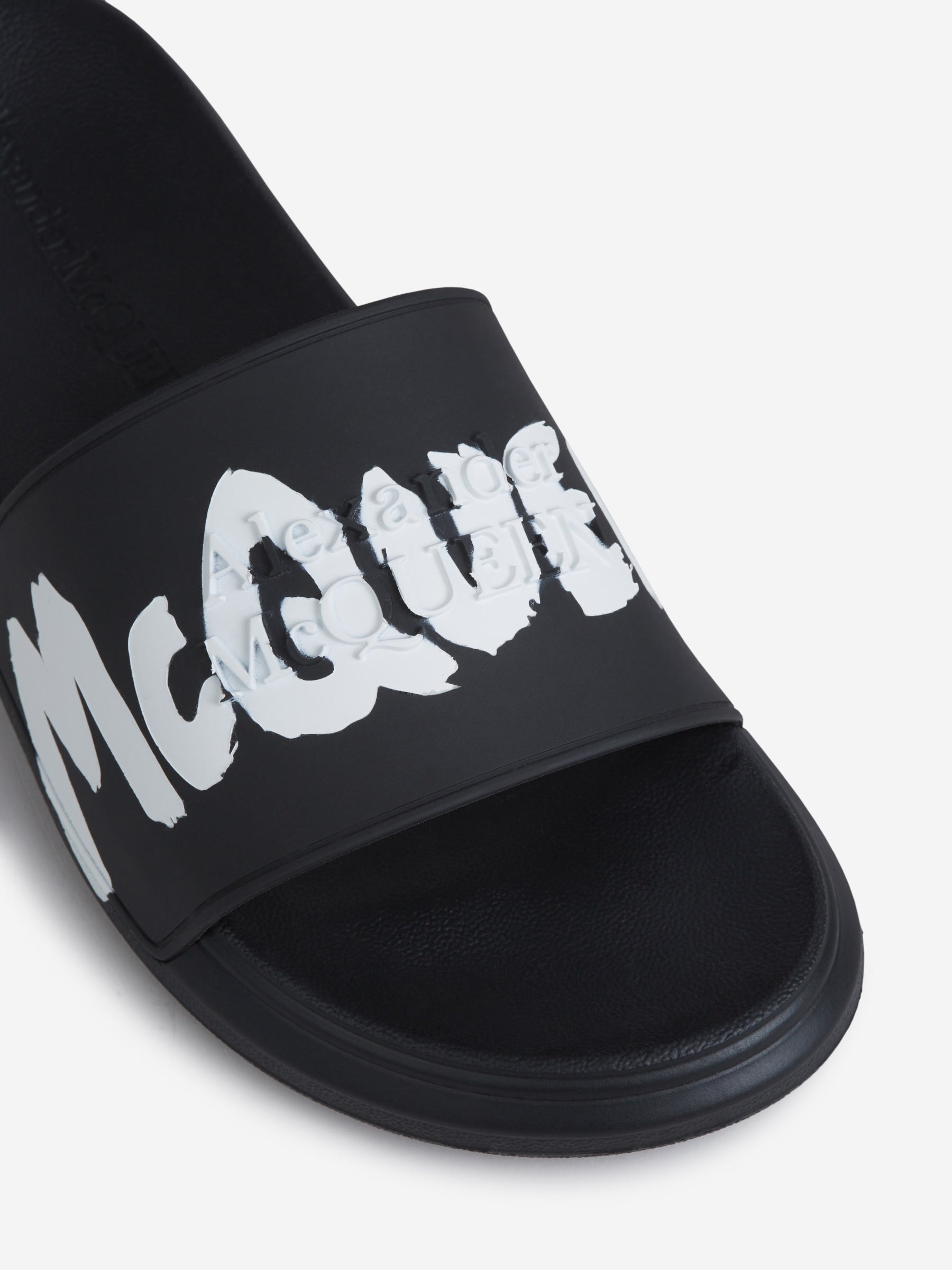 Outlet online Alexander McQueen Hombre Sandalias Logo Graffiti color Negro sku 613-000328 01 - Foto 4