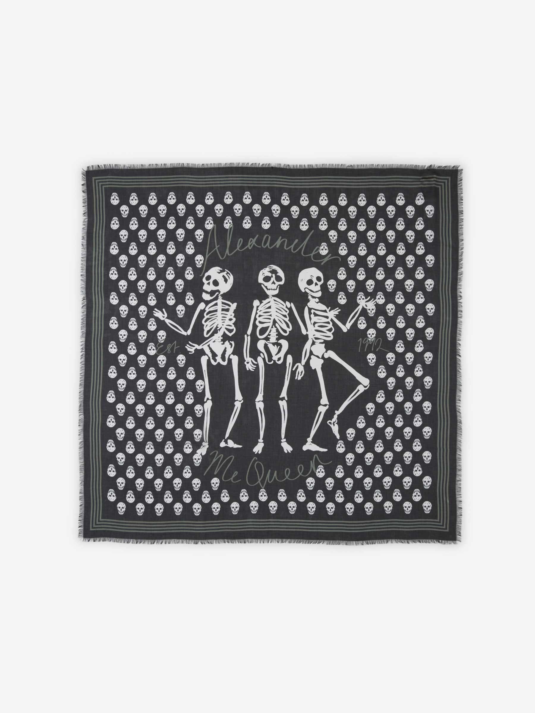 Alexander McQueen Fular Calaveras color Negro sku 630-001211 01 - Foto 1