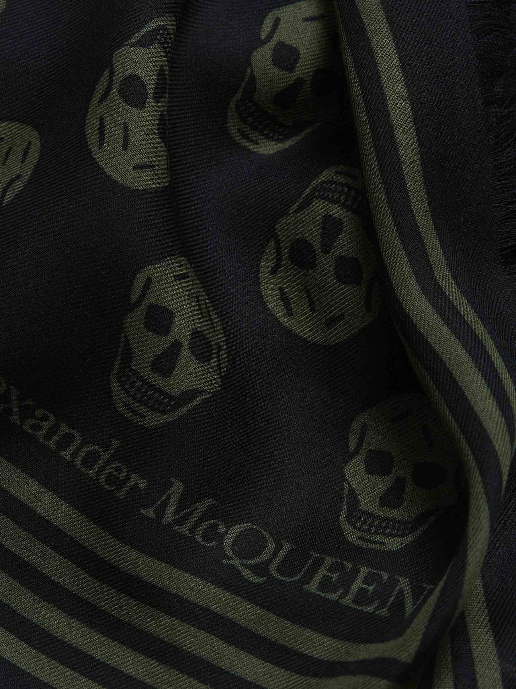 Alexander McQueen Fular Biker Skull color Verde Oscuro sku 630-001393 01 - Foto 3
