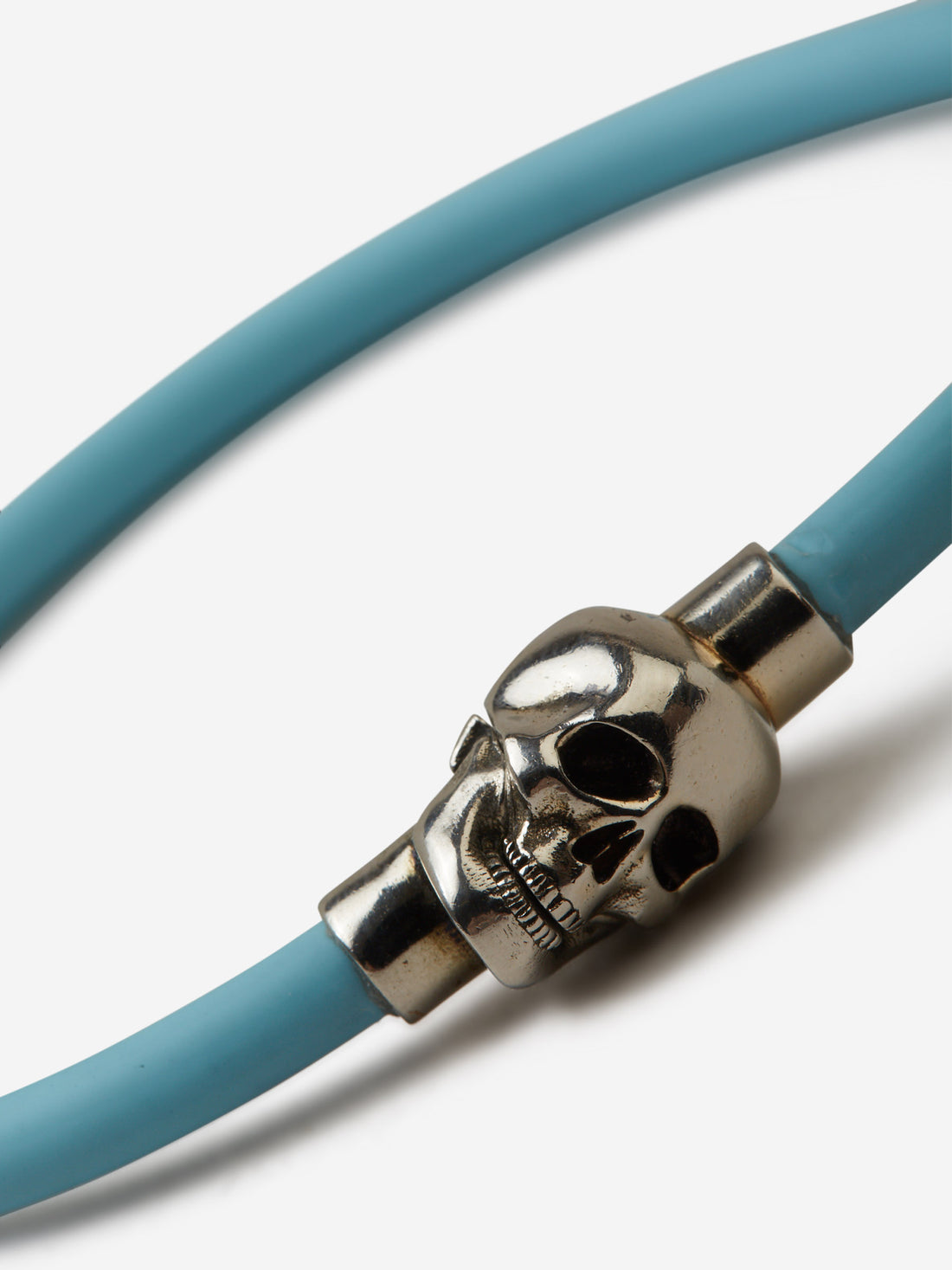 Alexander McQueen Brazalete Skull Goma color Azul Cielo sku 682-000487 01 - Foto 2