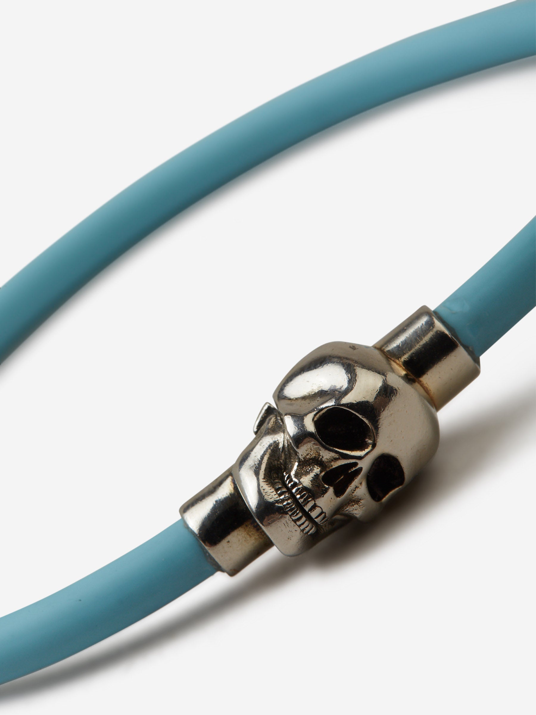 Alexander McQueen Brazalete Skull Goma color Azul Cielo sku 682-000487 01 - Foto 2
