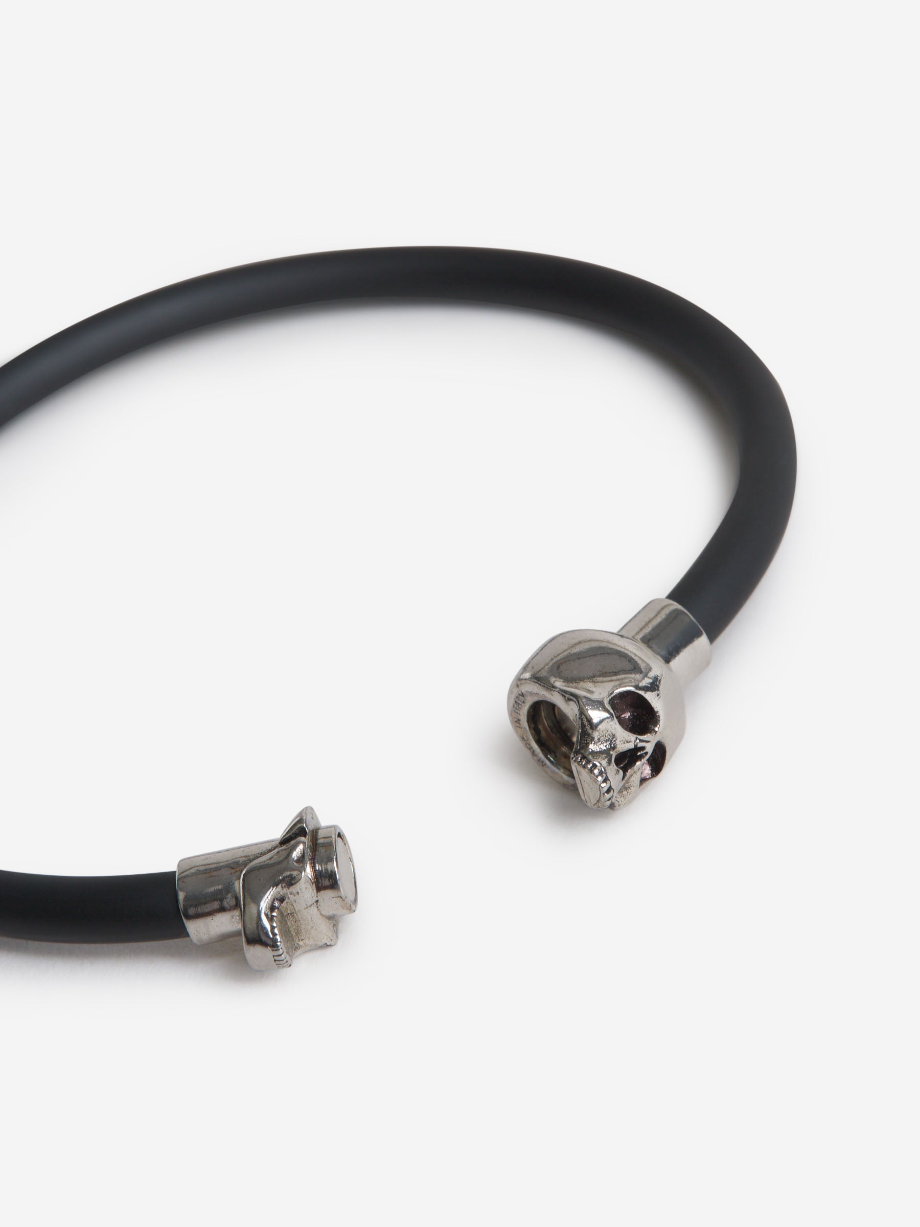 Alexander McQueen Brazalete Skull Cordón color Negro sku 682-000599 01 - Foto 4