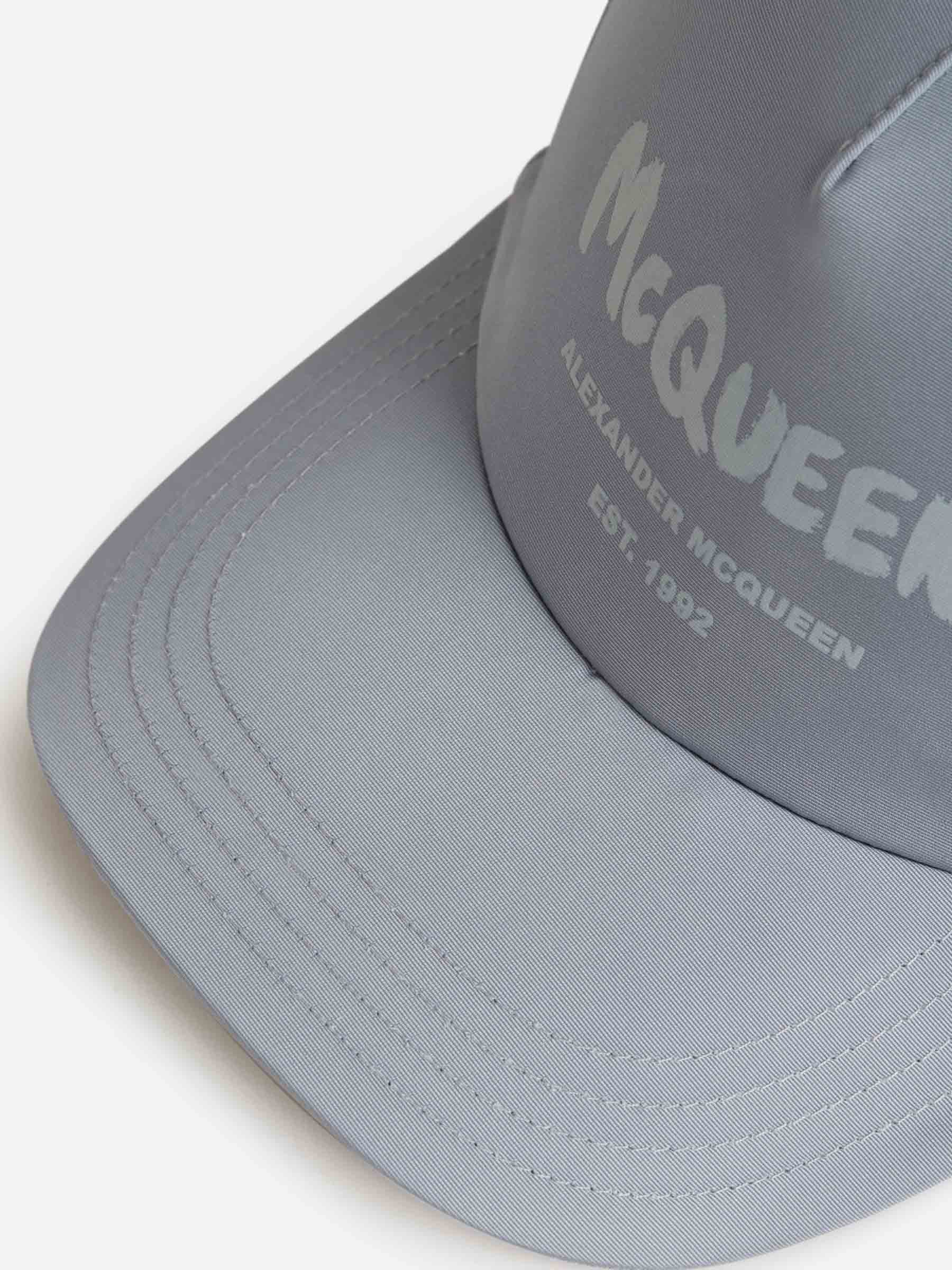 Alexander McQueen Gorra Logo Graffiti color Azul Cielo sku 695-001217 01 - Foto 4