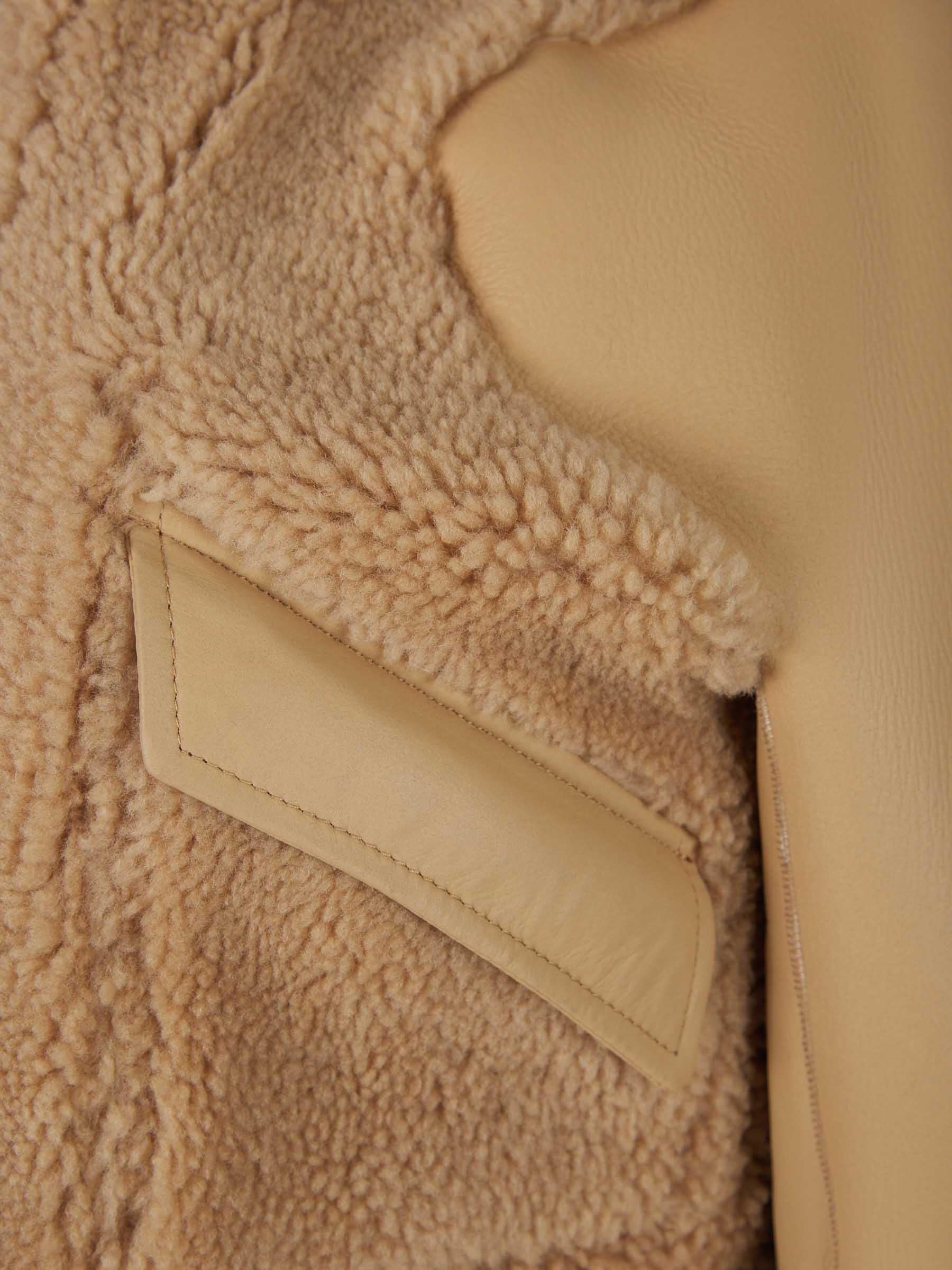 Dion Lee Chaqueta Piel Borrego Reversible color Arena sku 741-001874 01 - Foto 8