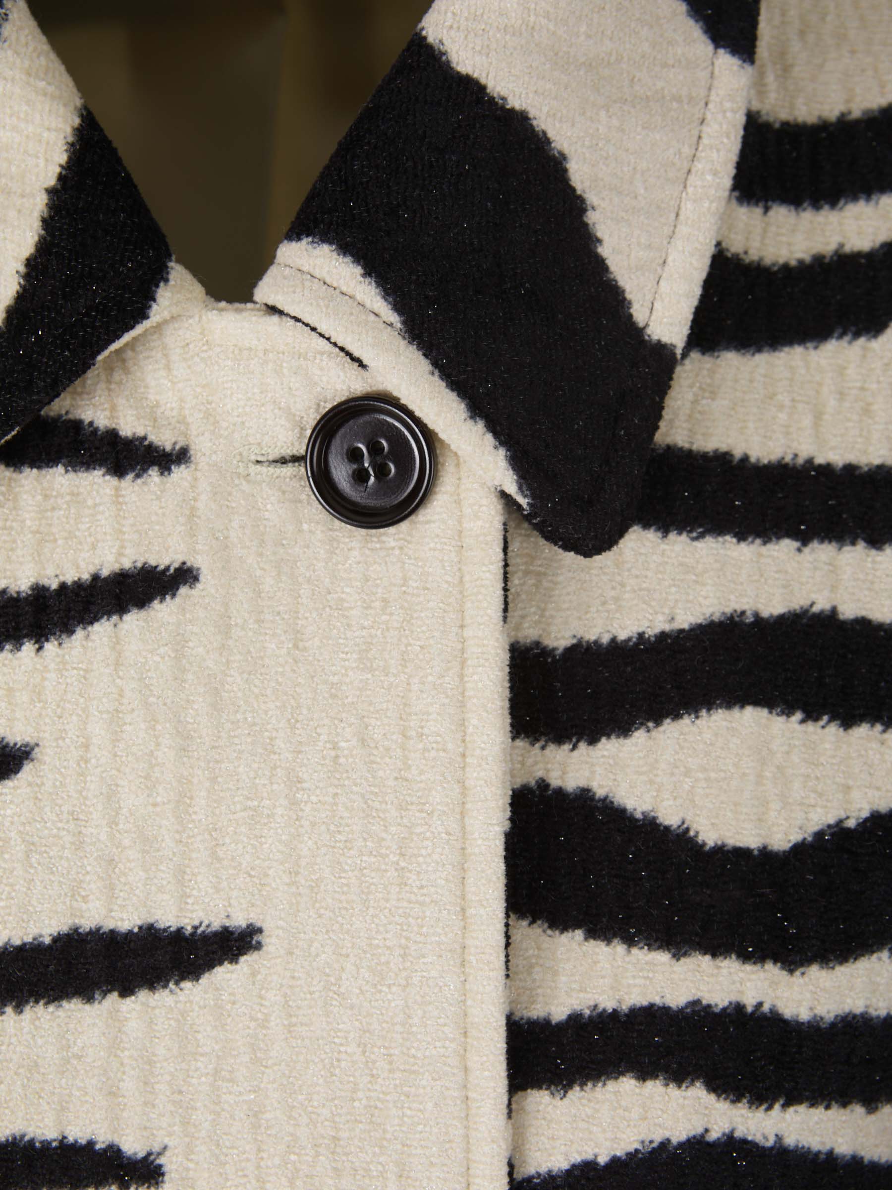 Dries Van Noten Abrigo Motivo Animal Cinturón color Crema sku 771-001334 01 - Foto 3