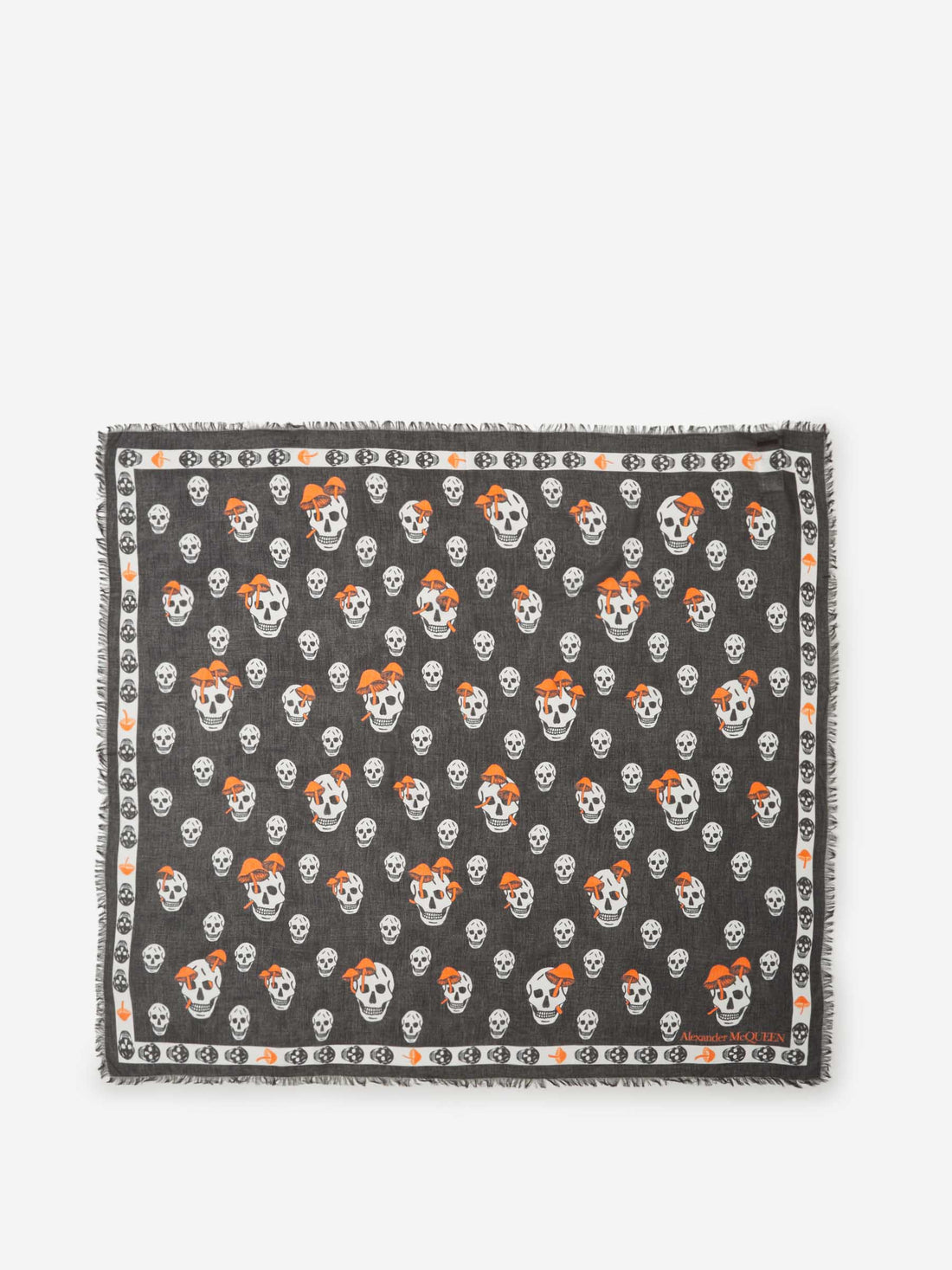 Alexander McQueen Fular Classic Mushroom color Negro sku 796-000082 01 - Foto 2