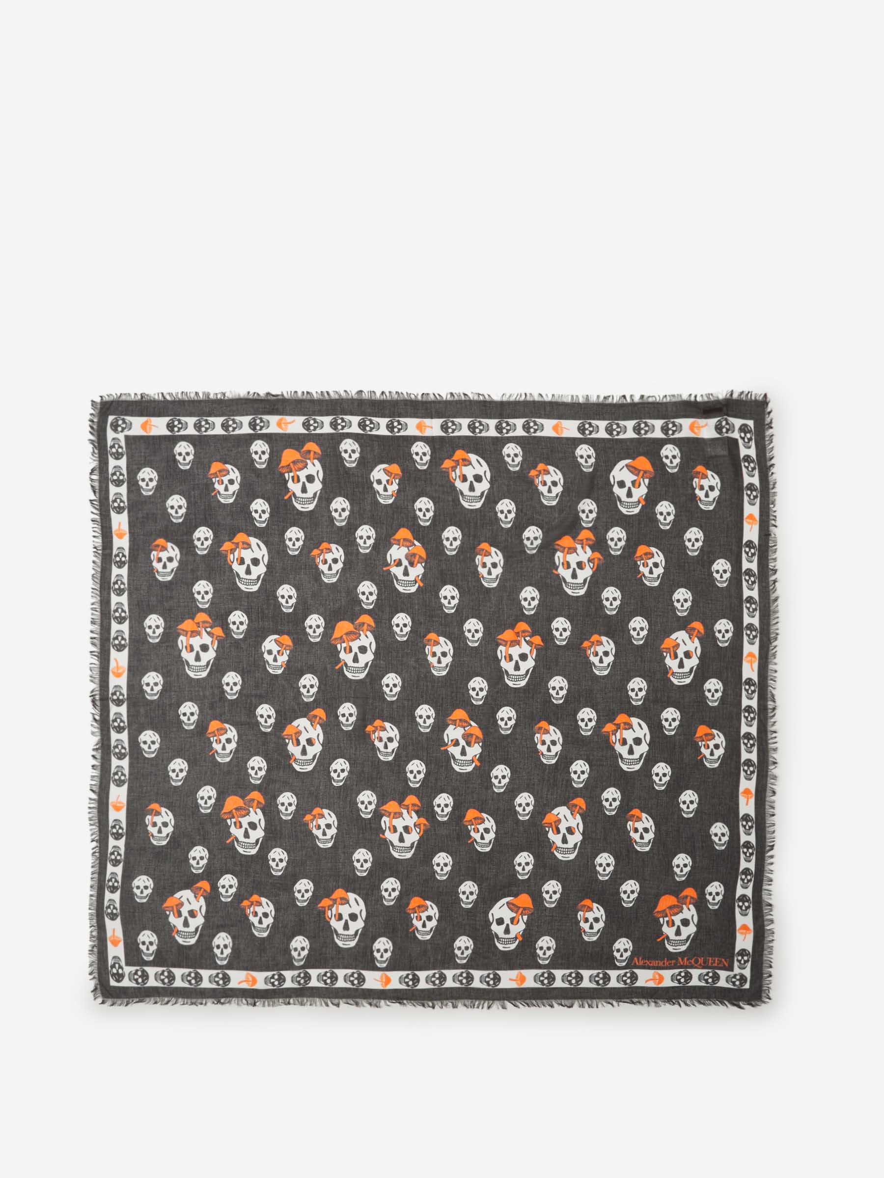 Alexander McQueen Fular Classic Mushroom color Negro sku 796-000082 01 - Foto 2