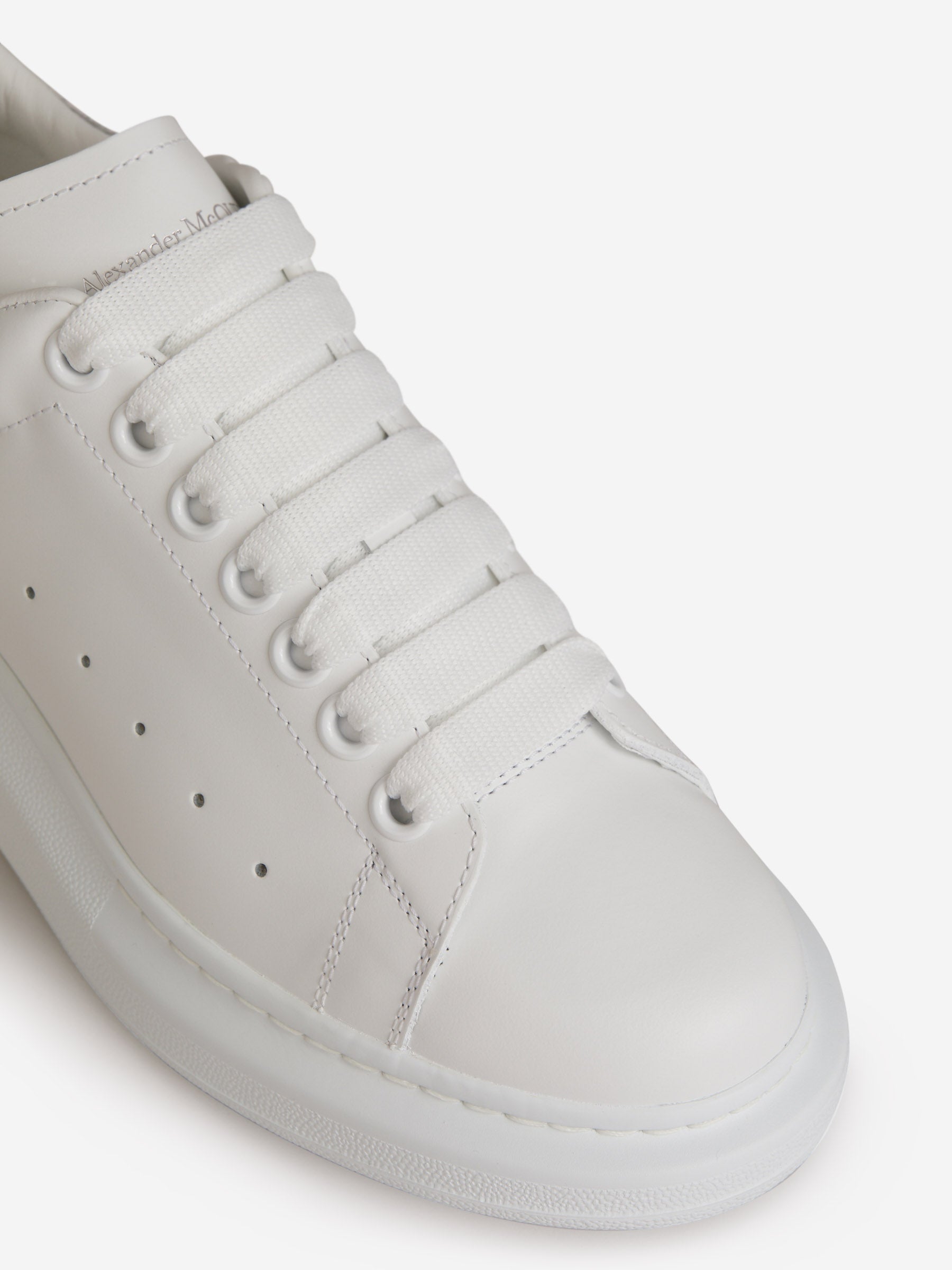 Outlet online Alexander McQueen Mujer Sneakers Oversize Purpurina color Blanco sku 806-000246 01 - Foto 4