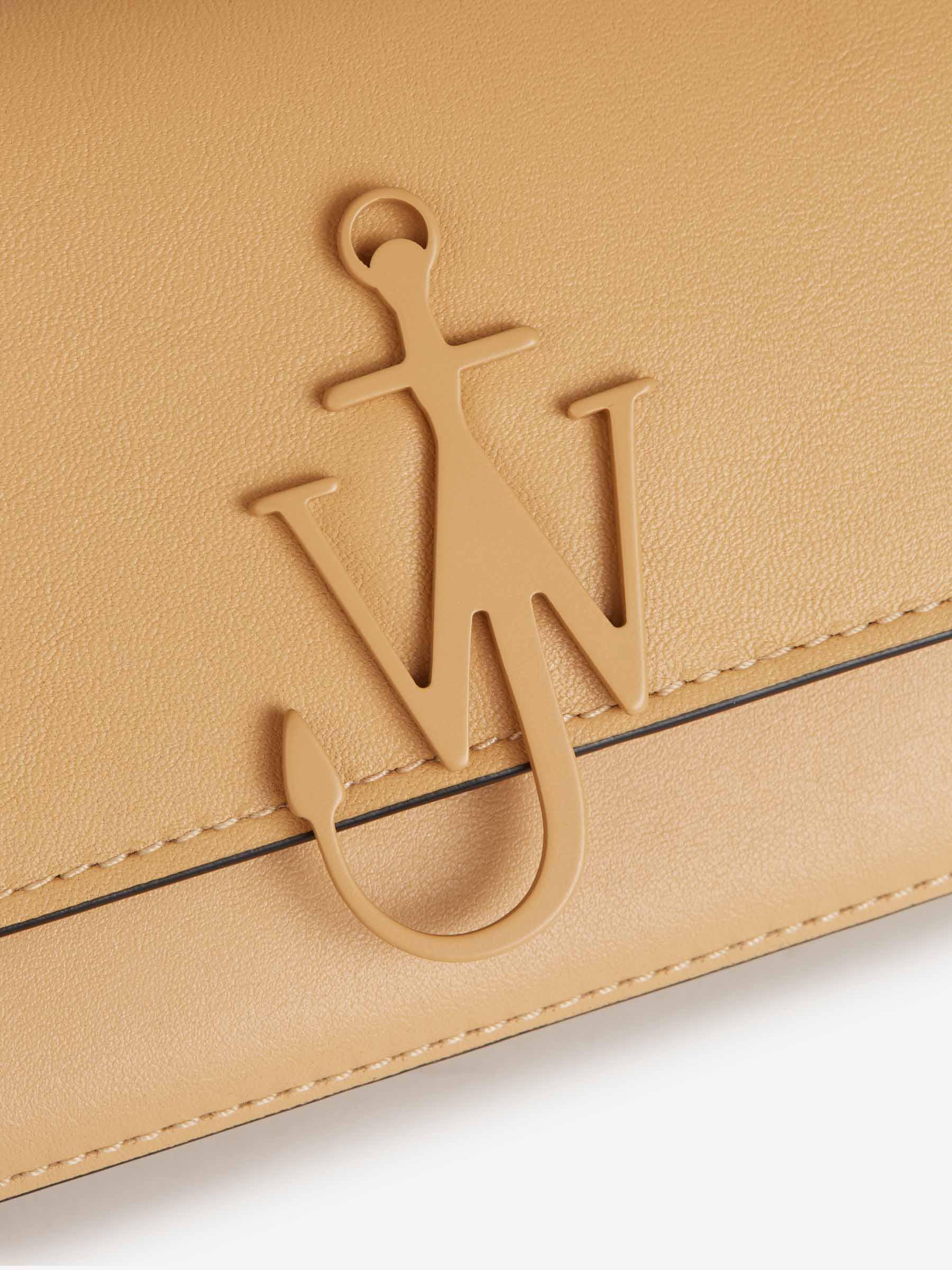 JW Anderson Bolso Ancla Baguette color Beis sku 810-006835 01 - Foto 5