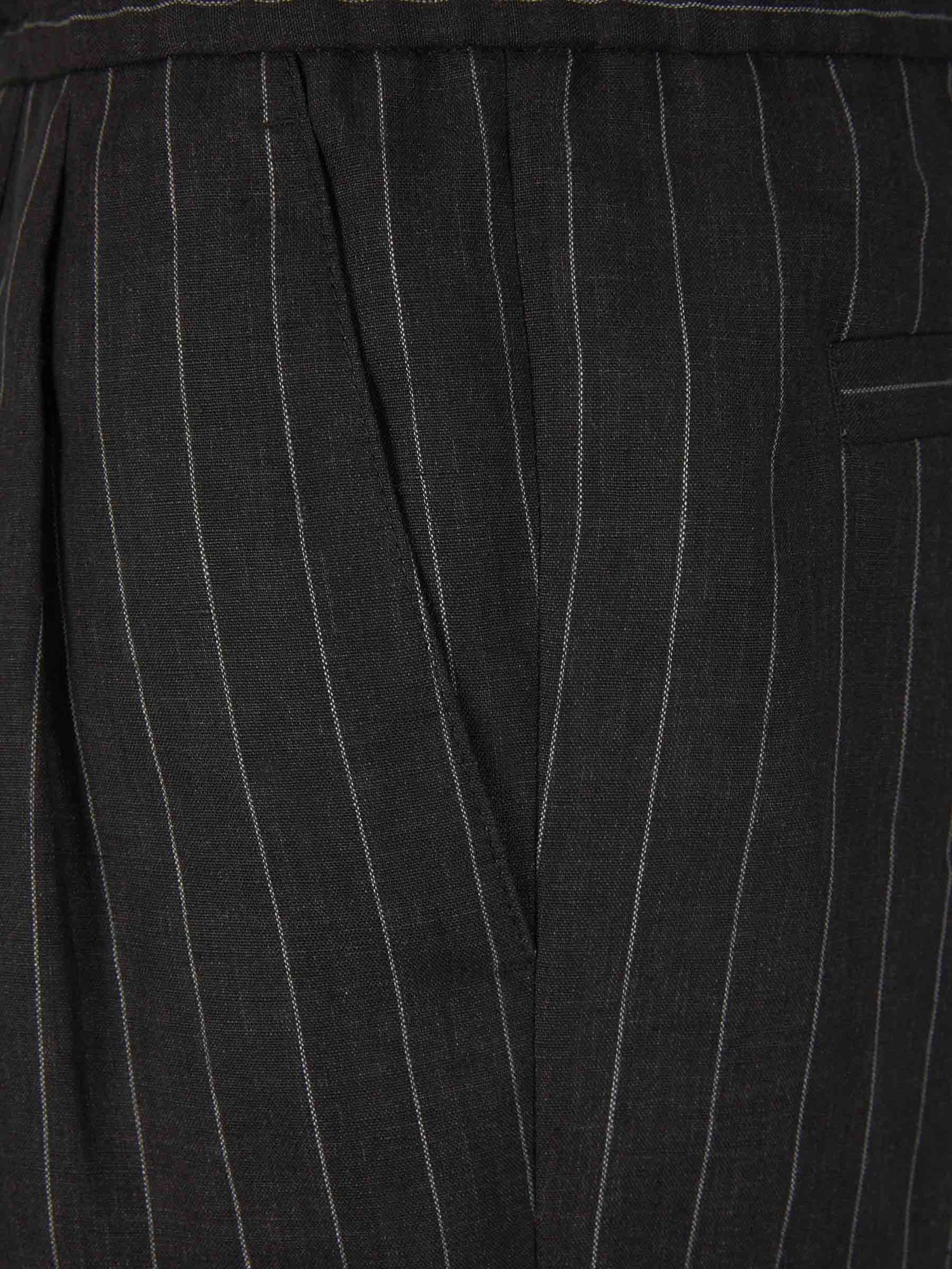 Outlet online Brunello Cucinelli Hombre Bermudas Motivo Rayas Lino color Blanco y Negro sku 523-000924 01 - Foto 3