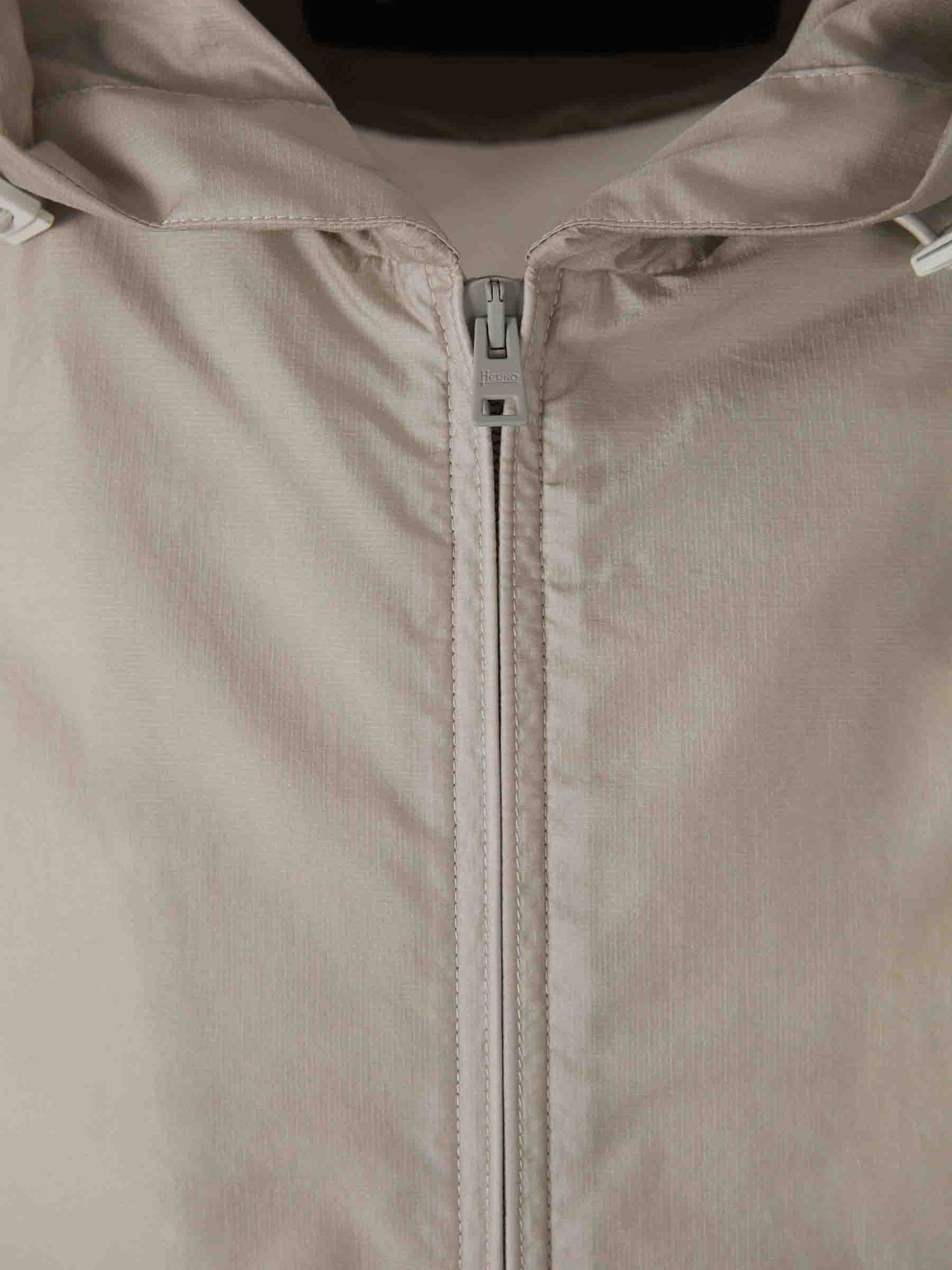 Outlet online Herno Hombre Cazadora Técnica Impermeable color Taupe sku 512-002509 01 - Foto 3