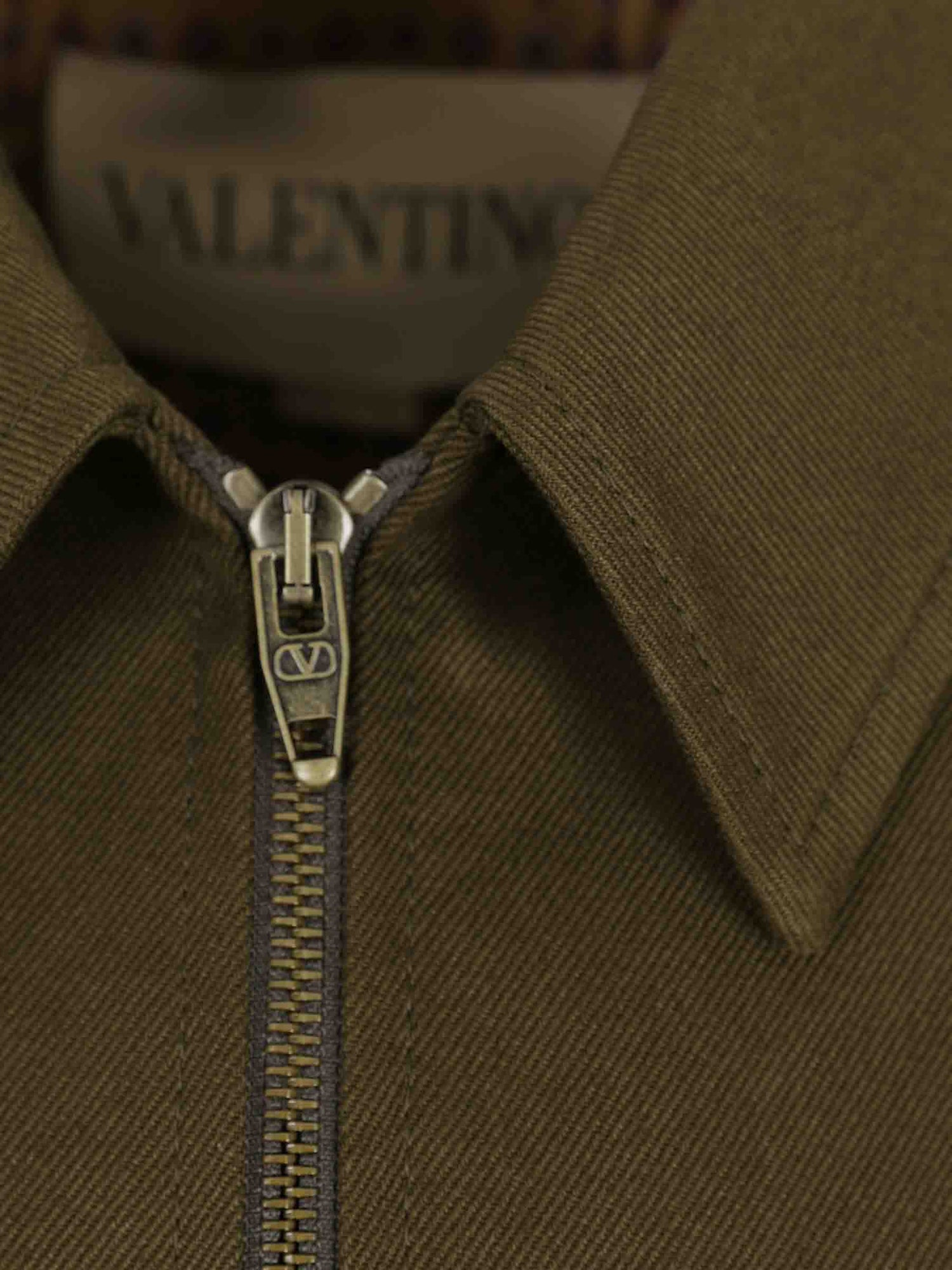 Valentino Hombre Barcelona Chaqueta Casual VGold color Verde Militar sku 512-002747 01 - Foto 4