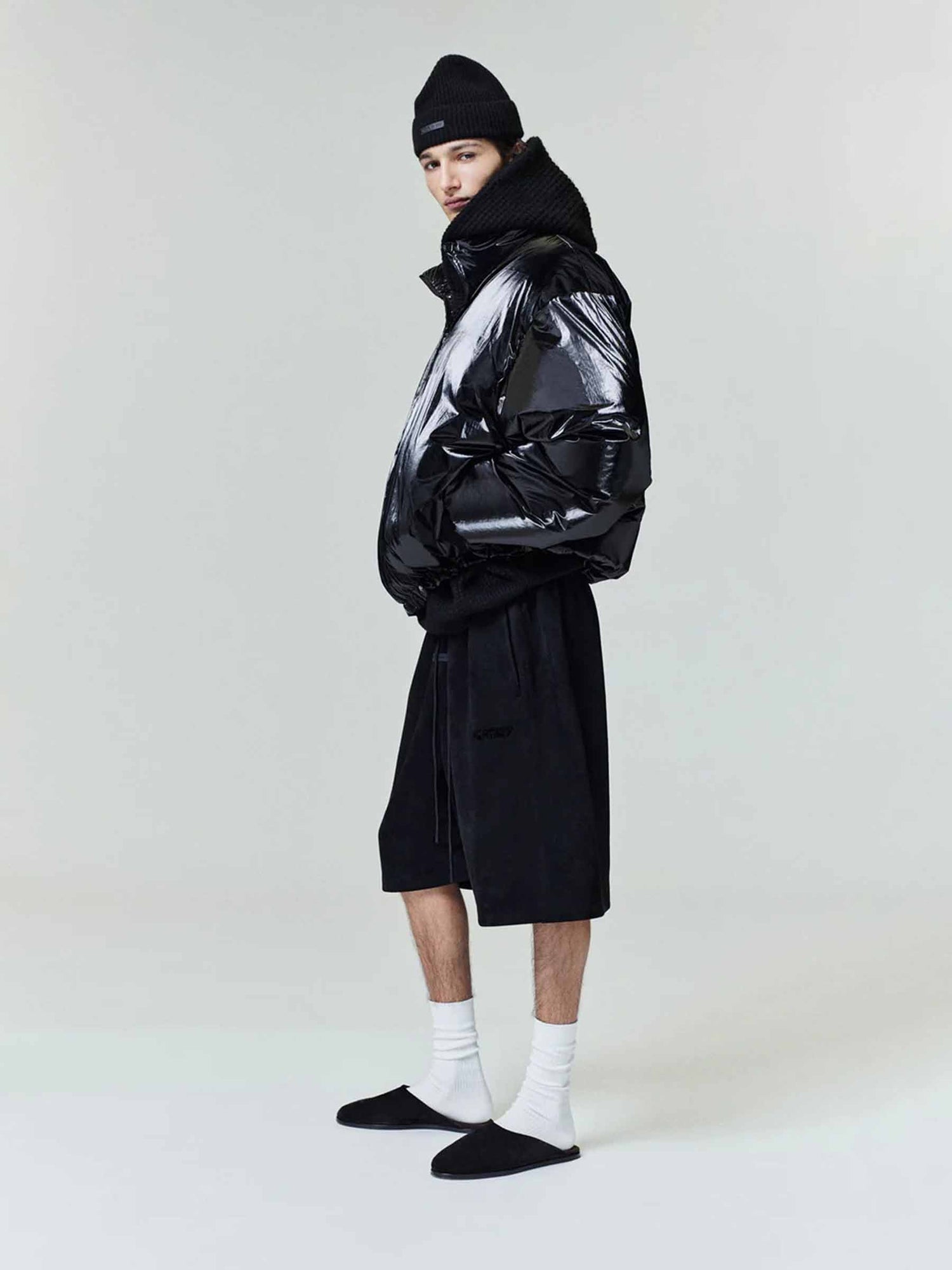 Outlet online Fear of God Essentials Hombre Plumífero Corto Técnico color Negro sku 512-002858 01 - Foto 2