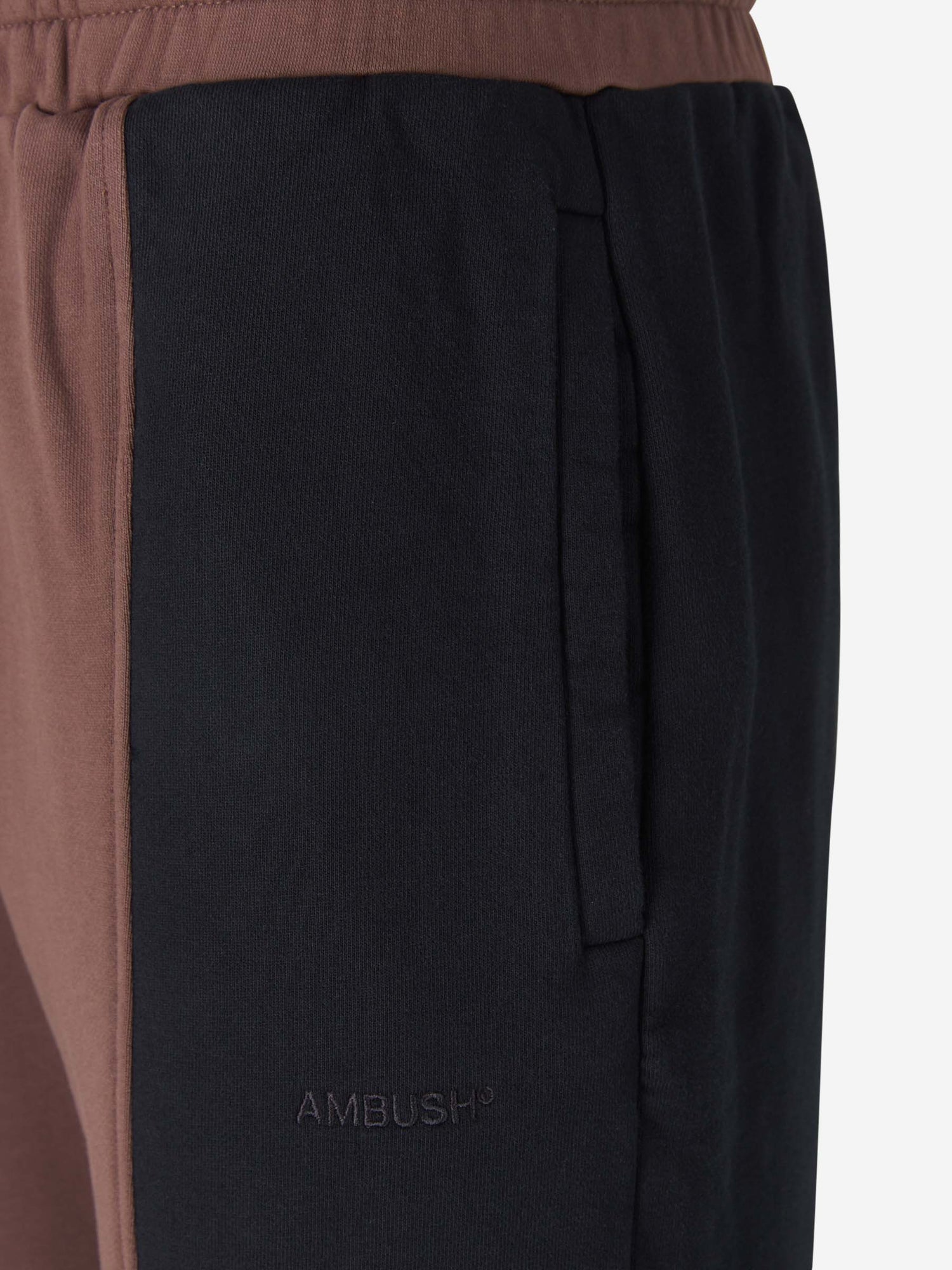 Outlet online Ambush Hombre Joggers Varsity Paneles color Negro sku 521-002601 01 - Foto 3