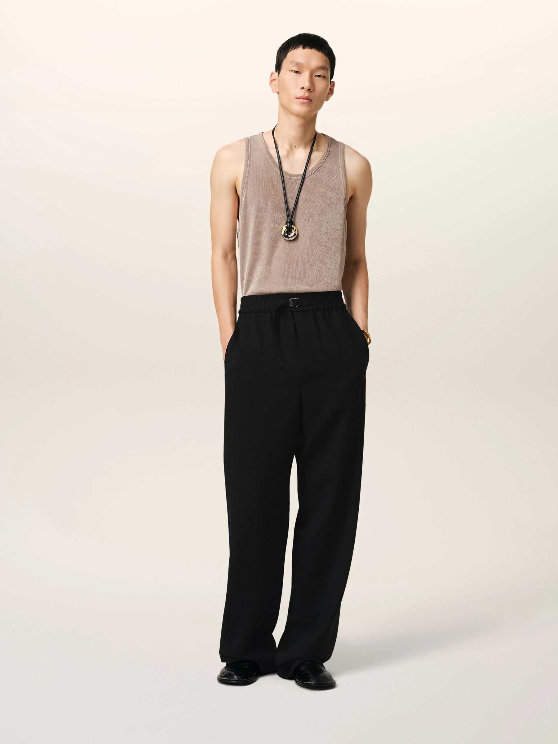 Outlet online Ami Paris Hombre Pantalones Logo Lana color Negro sku 521-003259 01 - Foto 2