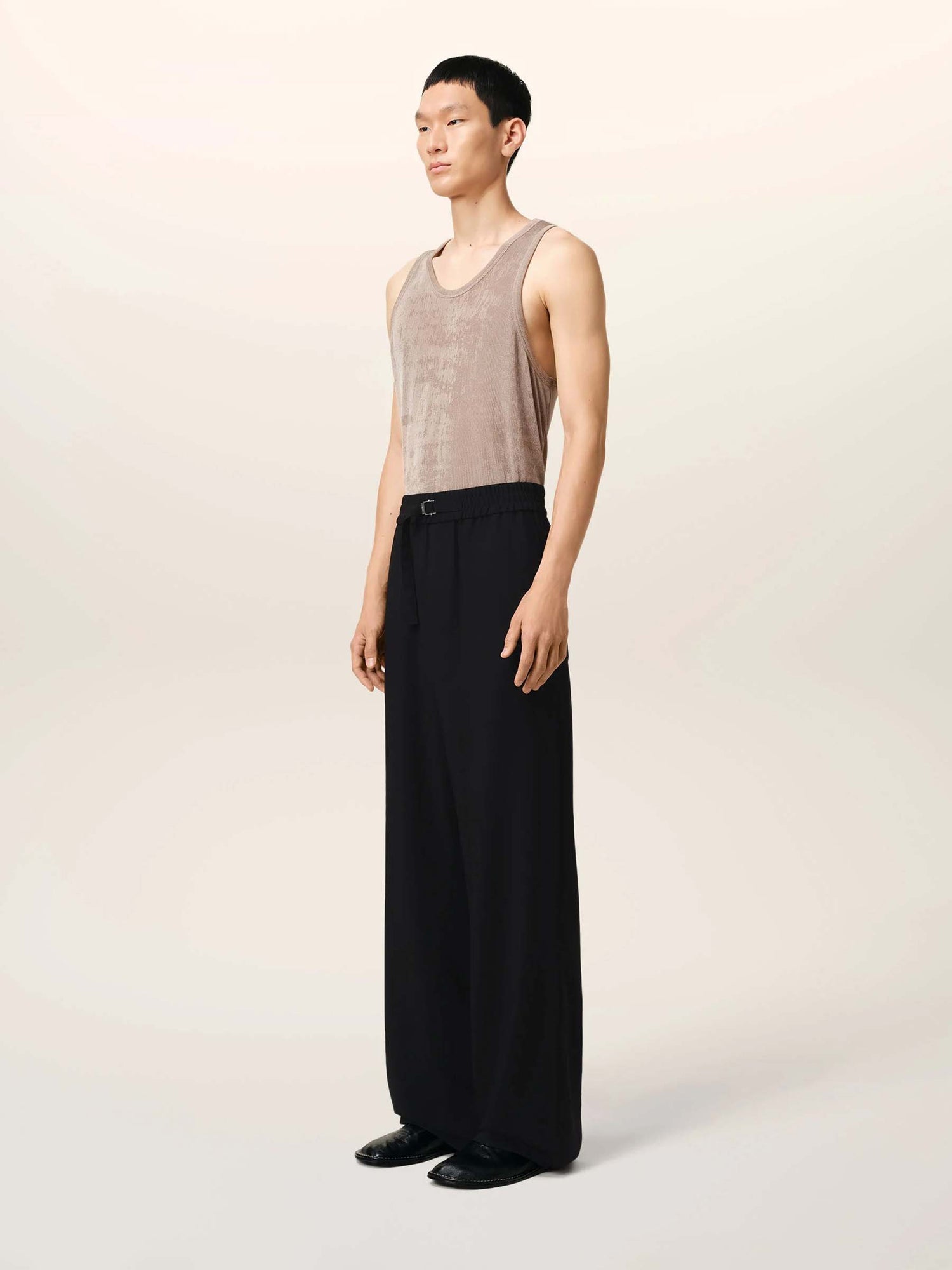 Outlet online Ami Paris Hombre Pantalones Logo Lana color Negro sku 521-003259 01 - Foto 3