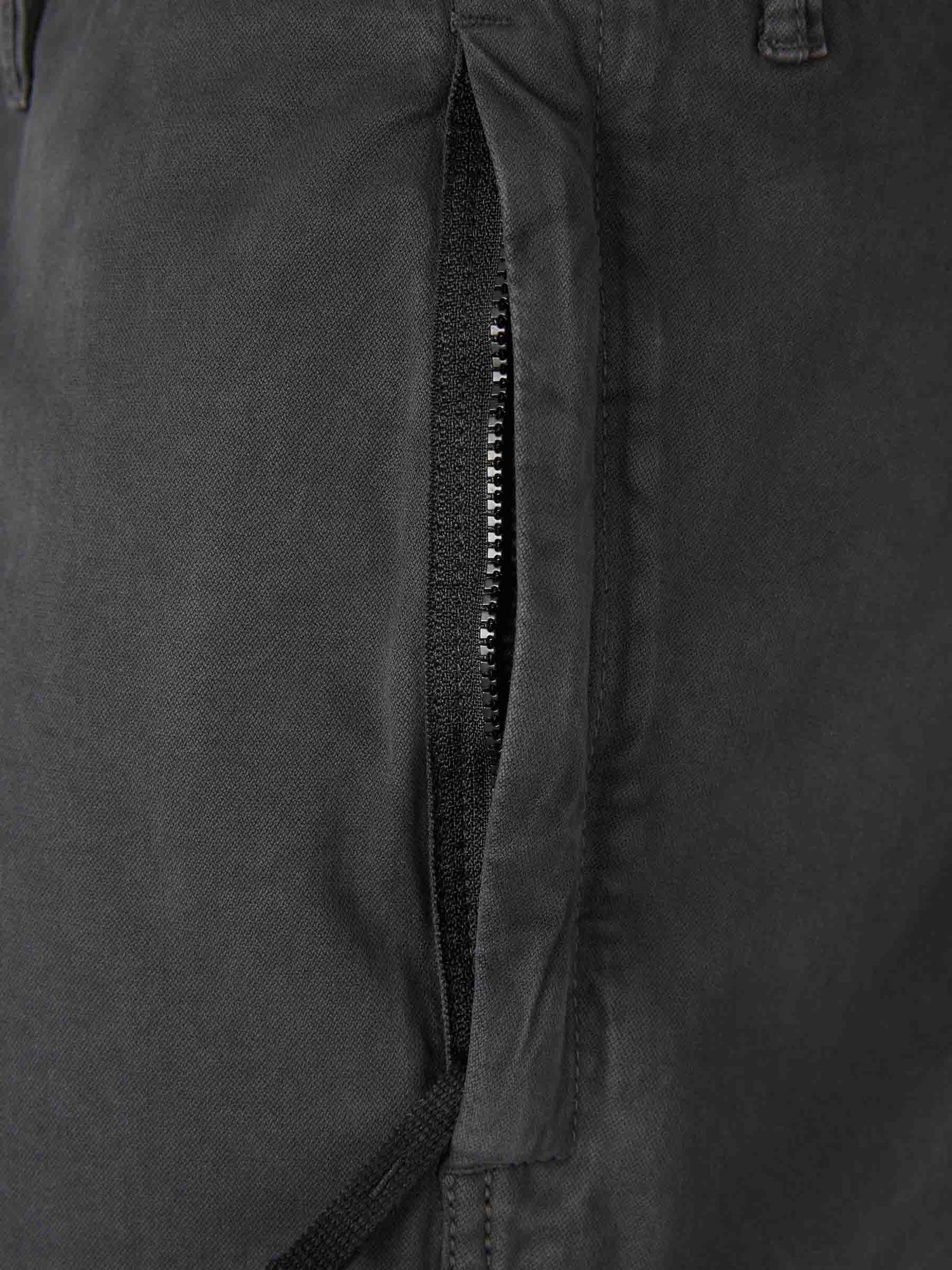 Stone Island Hombre Barcelona Pantalones Etiqueta Compass color Gris Piedra sku 521-003379 02 - Foto 4