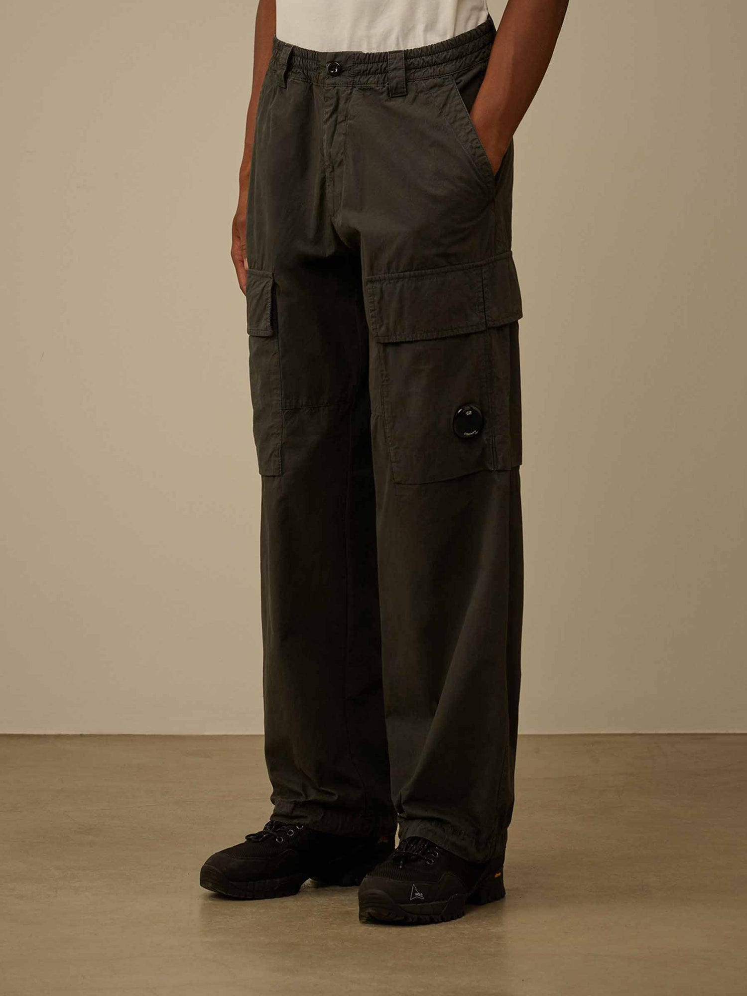 Outlet online C.P. Company Hombre Pantalones Cargo Algodón color Gris Antracita sku 521-003446 01 - Foto 3