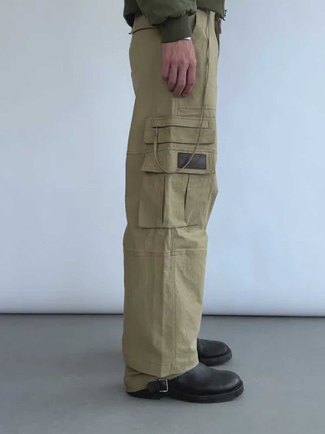 Outlet online Carrer Hombre Pantalones Cargo Ancho color Beige sku 521-003467 01 - Foto 2