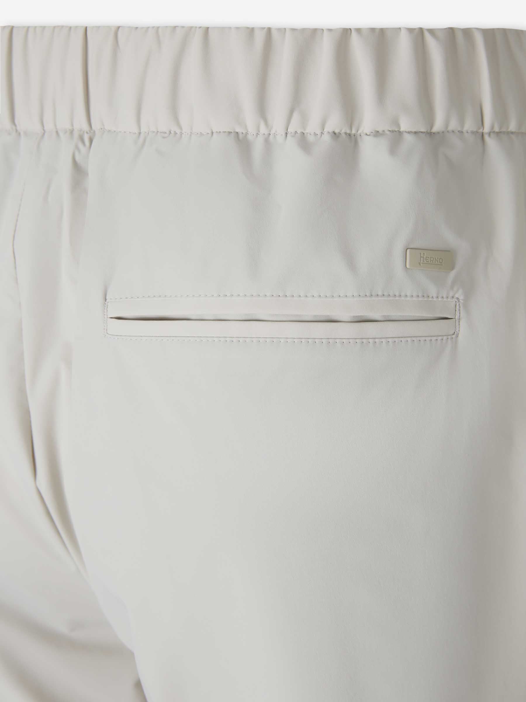 Herno  Barcelona Pantalones Rectos Técnicos color Taupe sku 521-003527 03 - Foto 4