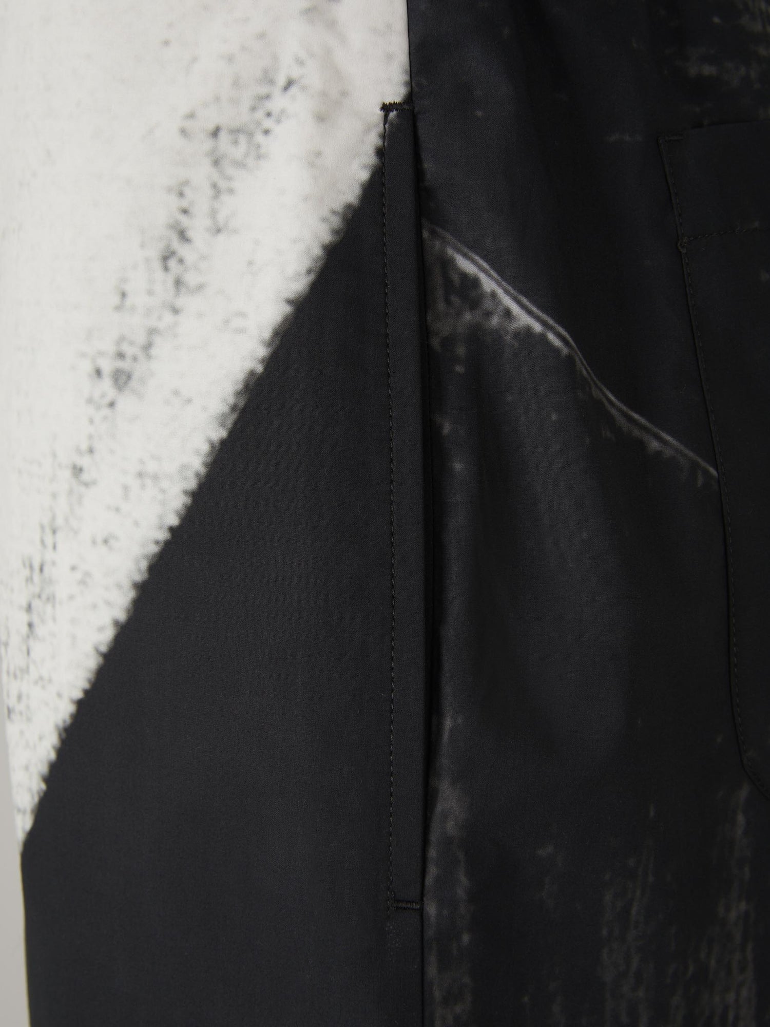 Outlet online McQueen Hombre Bermudas Algodón Estampado color Crema sku 523-000844 01 - Foto 3