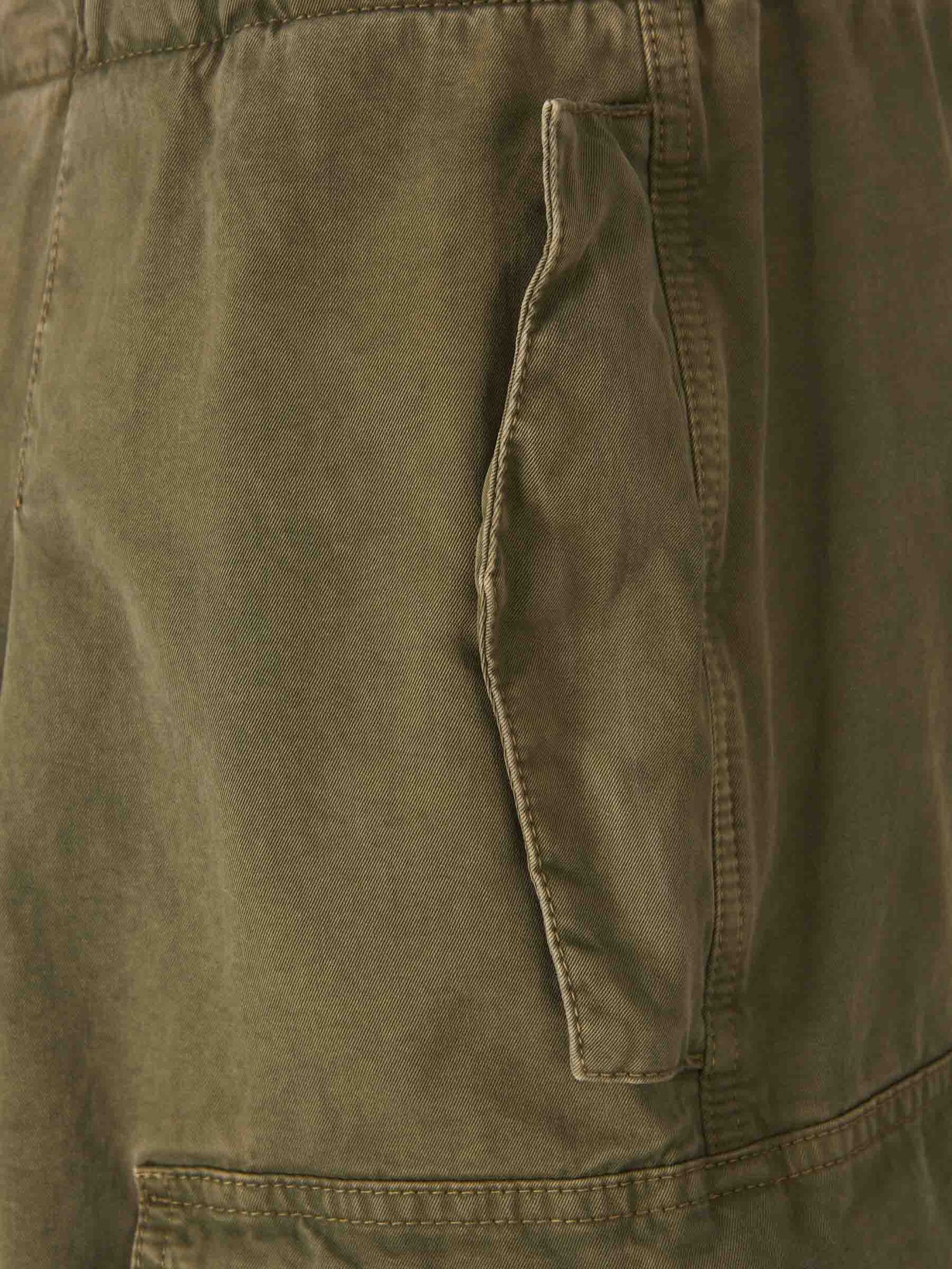 Alexander McQueen Hombre Barcelona Bermudas Cargo Algodón color Verde Militar sku 523-001098 01 - Foto 4