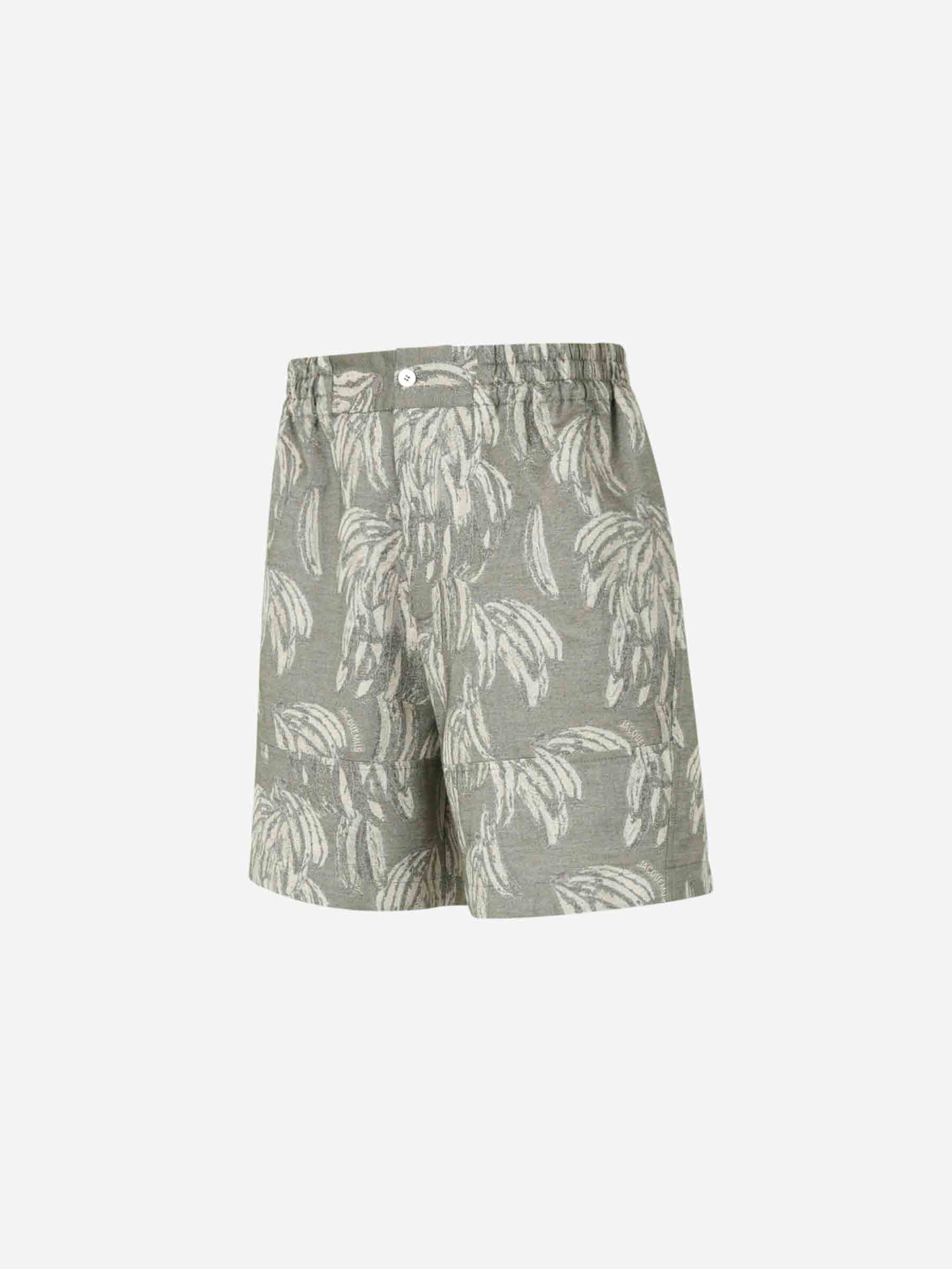 Outlet online Jacquemus Hombre Bermudas Estampado Aloe color Crema sku 523-001102 01 - Foto 4