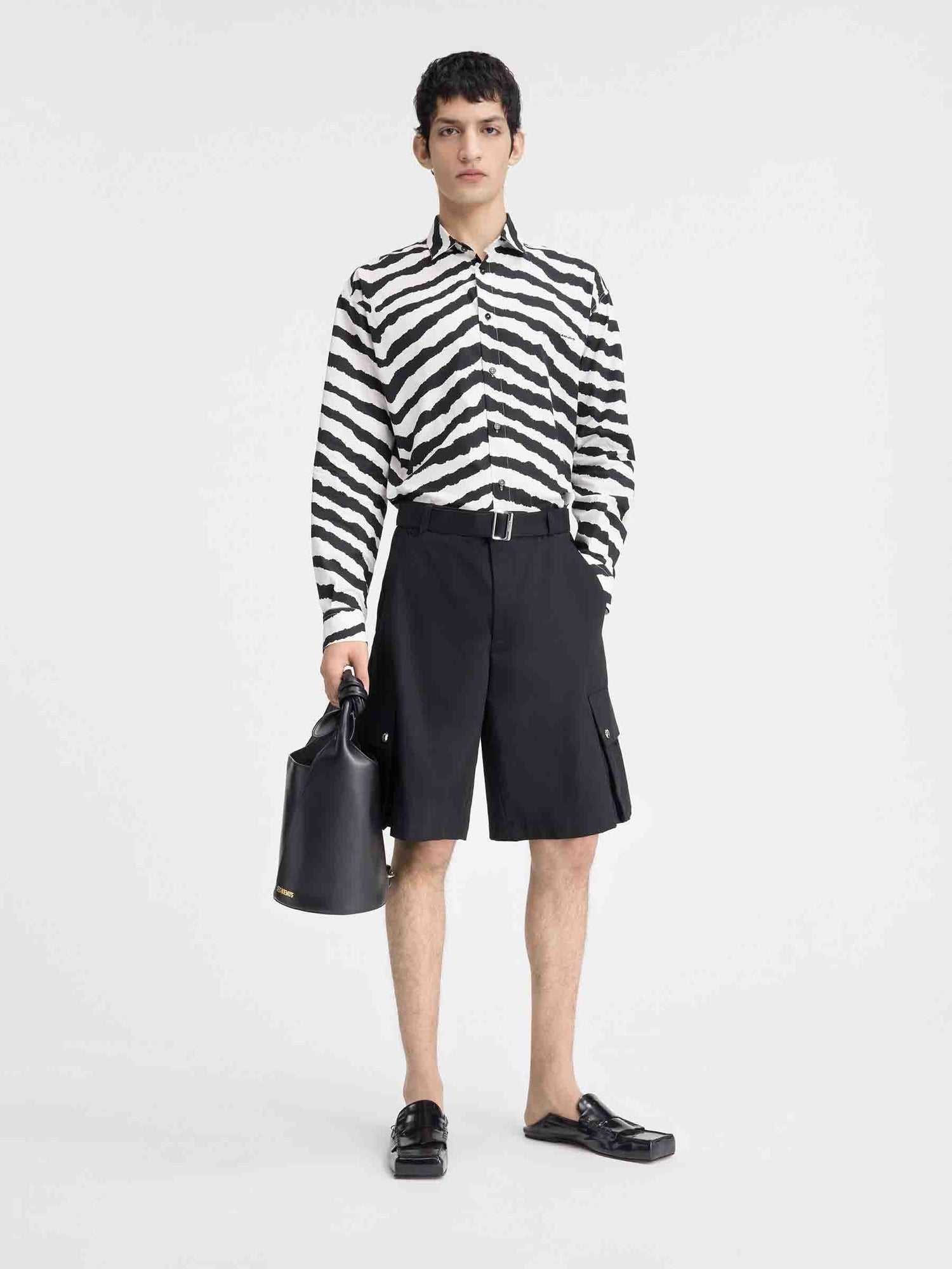Jacquemus Hombre Barcelona Bermudas Cargo Cinturón color Negro sku 523-001104 01 - Foto 2