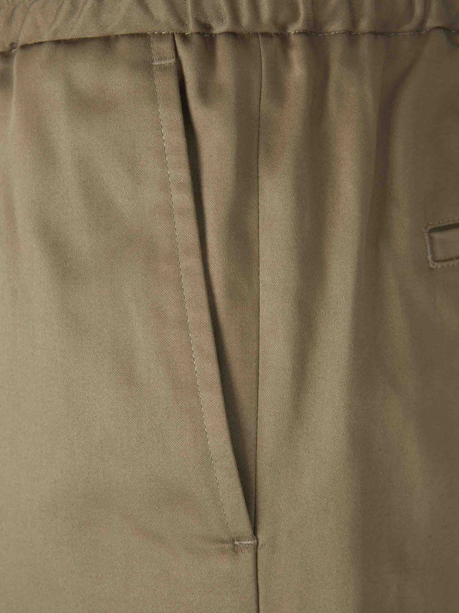 Ami Paris Hombre Barcelona Bermudas Satén Algodón color Verde sku 523-001120 01 - Foto 3