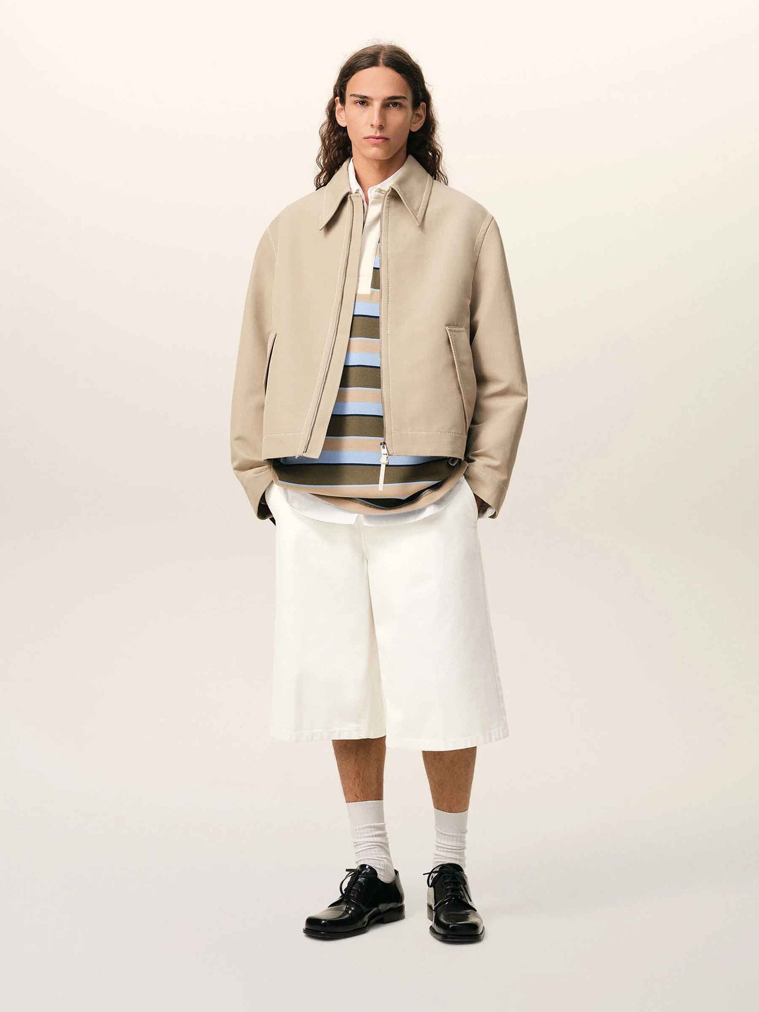 Outlet online Ami Paris Hombre Bermudas Anchas color Crema sku 523-001299 01 - Foto 2