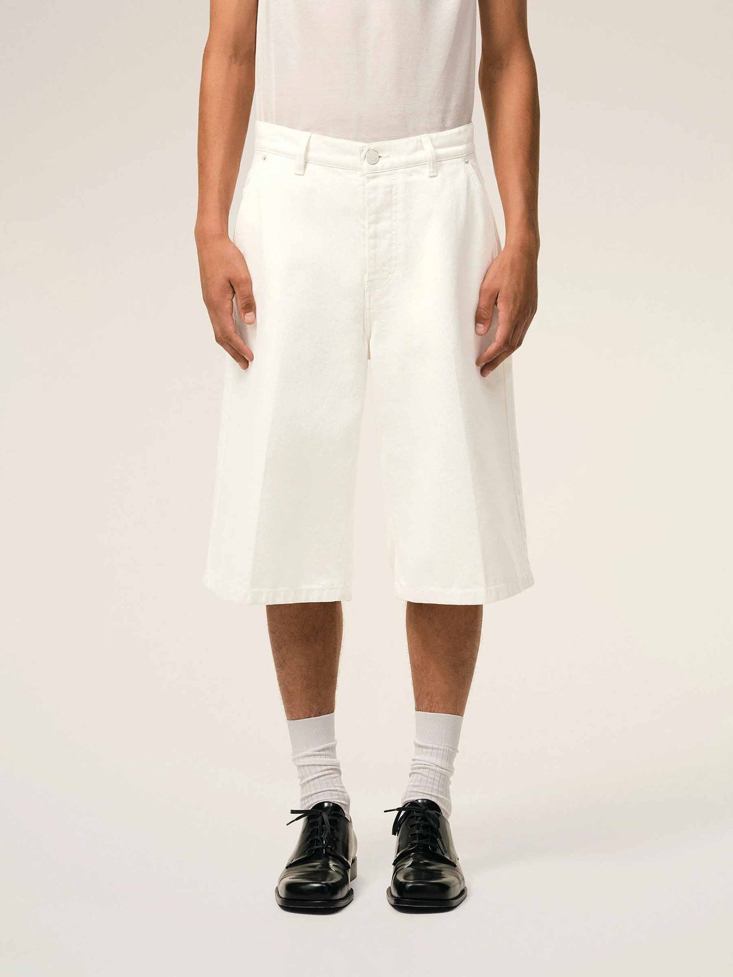Outlet online Ami Paris Hombre Bermudas Anchas color Crema sku 523-001299 01 - Foto 3