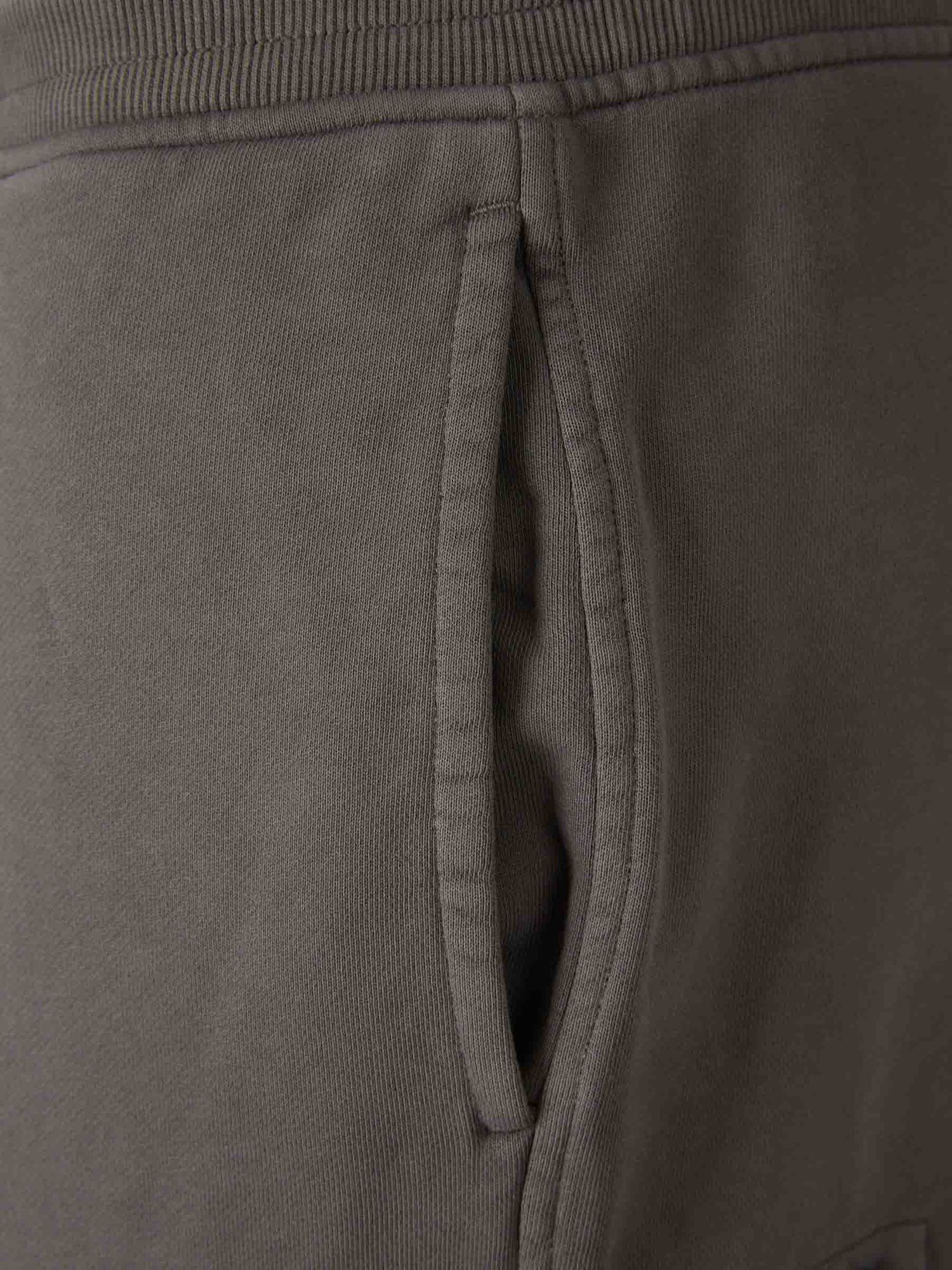 C.P. Company Hombre Barcelona Bermudas Felpa Cargo color Gris Oscuro sku 523-001353 01 - Foto 4