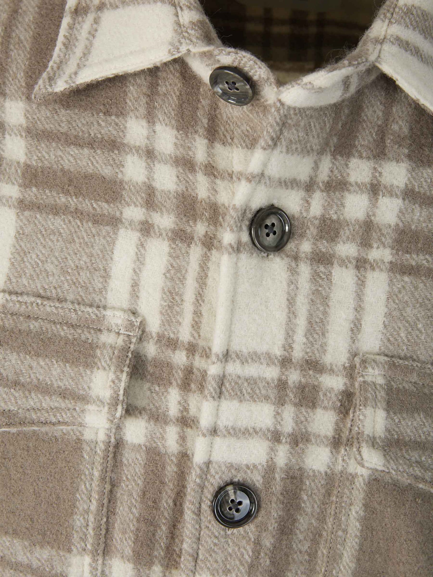 Outlet online Ami Paris Hombre Sobrecamisa Lana Cuadros color Gris Claro sku 531-005999 01 - Foto 4