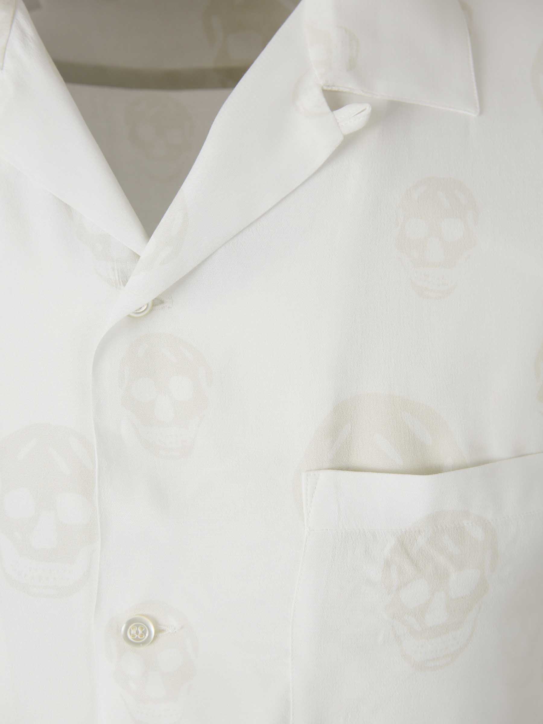 Outlet online McQueen Hombre Camisa Casual Calavera color Blanco sku 532-000705 01 - Foto 3