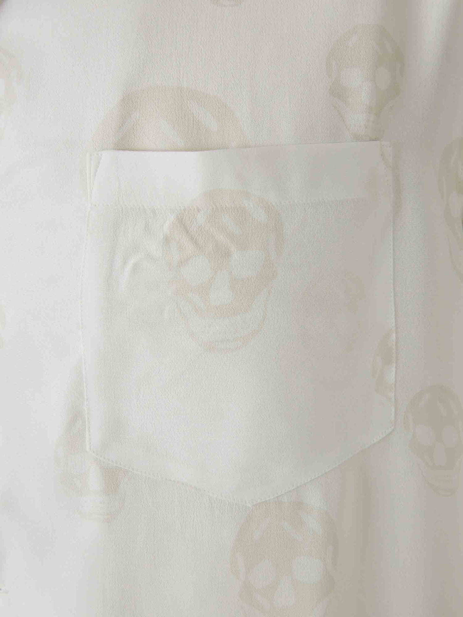 Outlet online McQueen Hombre Camisa Casual Calavera color Blanco sku 532-000705 01 - Foto 4