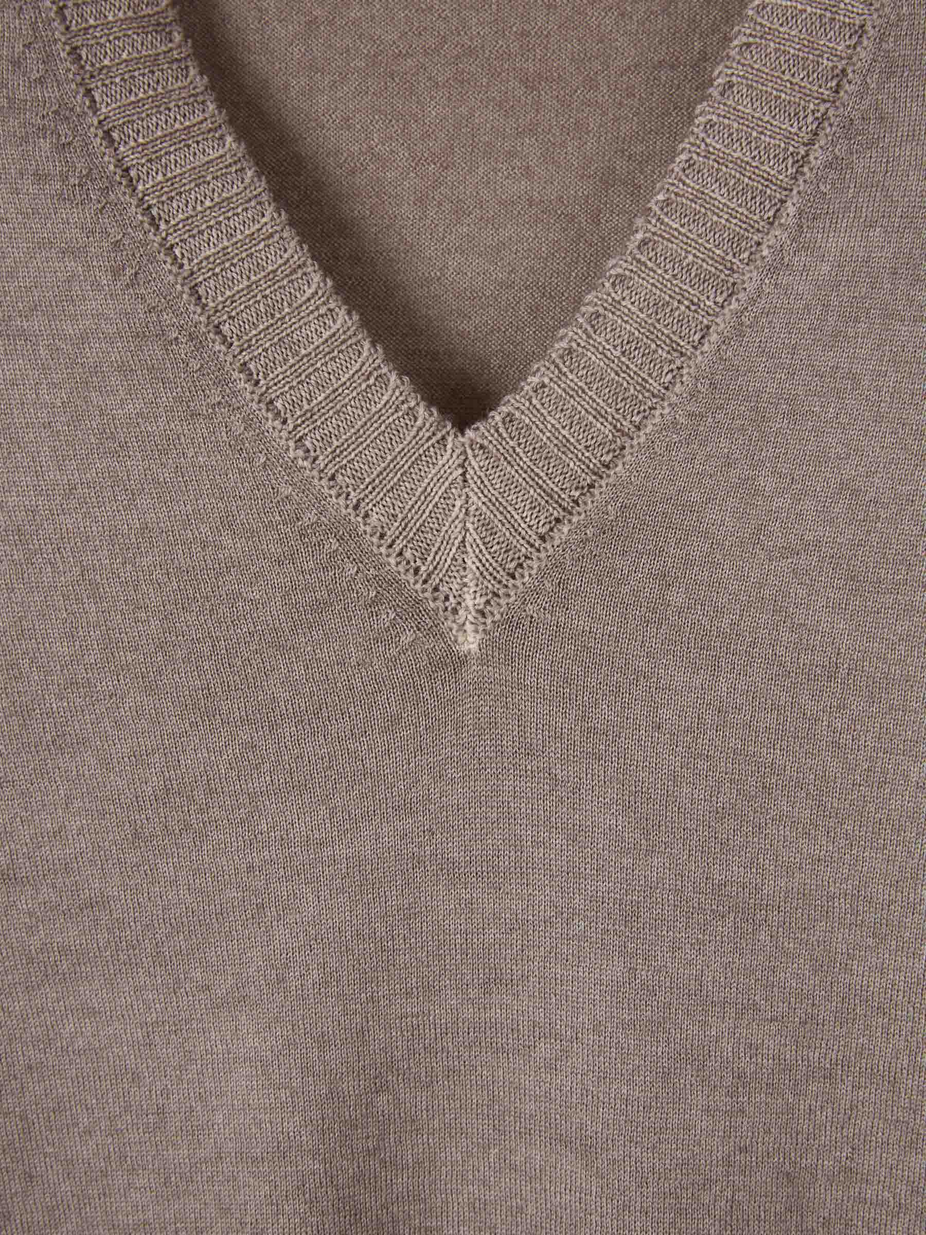 Outlet online Santa Eulalia Hombre Jersey Cuello V color Taupe sku 542-002591 03 - Foto 4