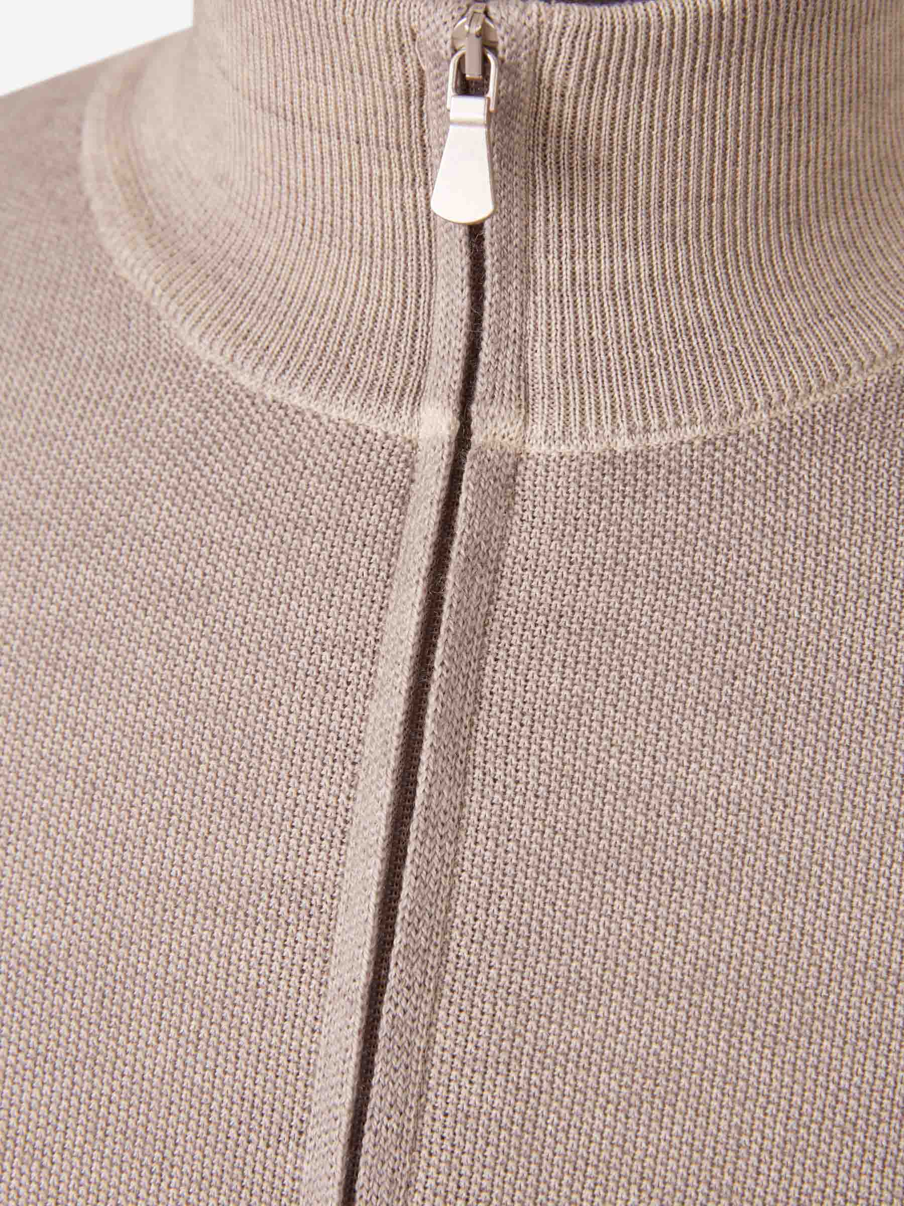 Santa Eulalia Hombre Barcelona Cárdigan Cuello Alto color Beige sku 543-001098 01 - Foto 3