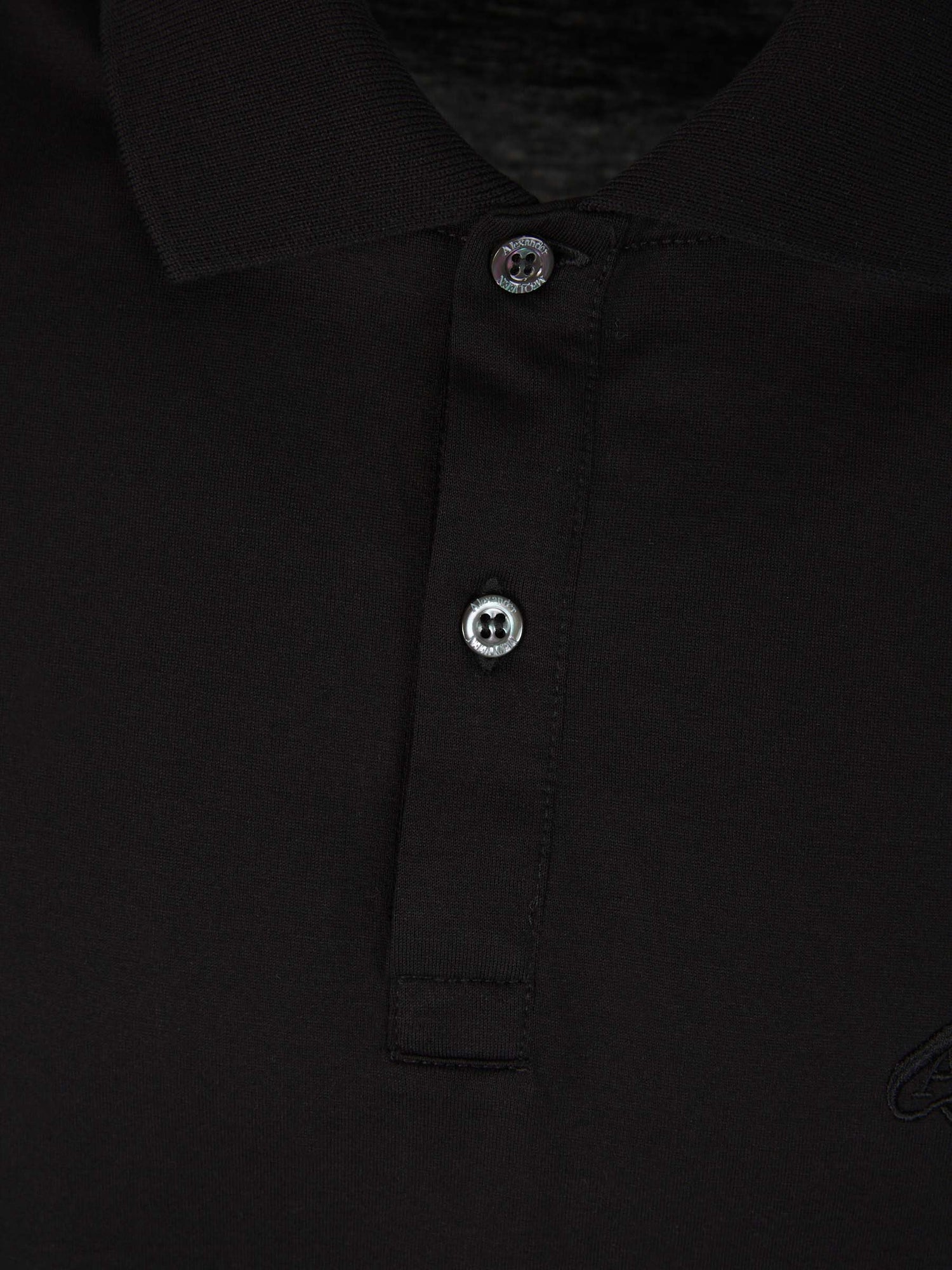 Outlet online Alexander McQueen Hombre Polo Algodón Bordado color Negro sku 552-001431 01 - Foto 3