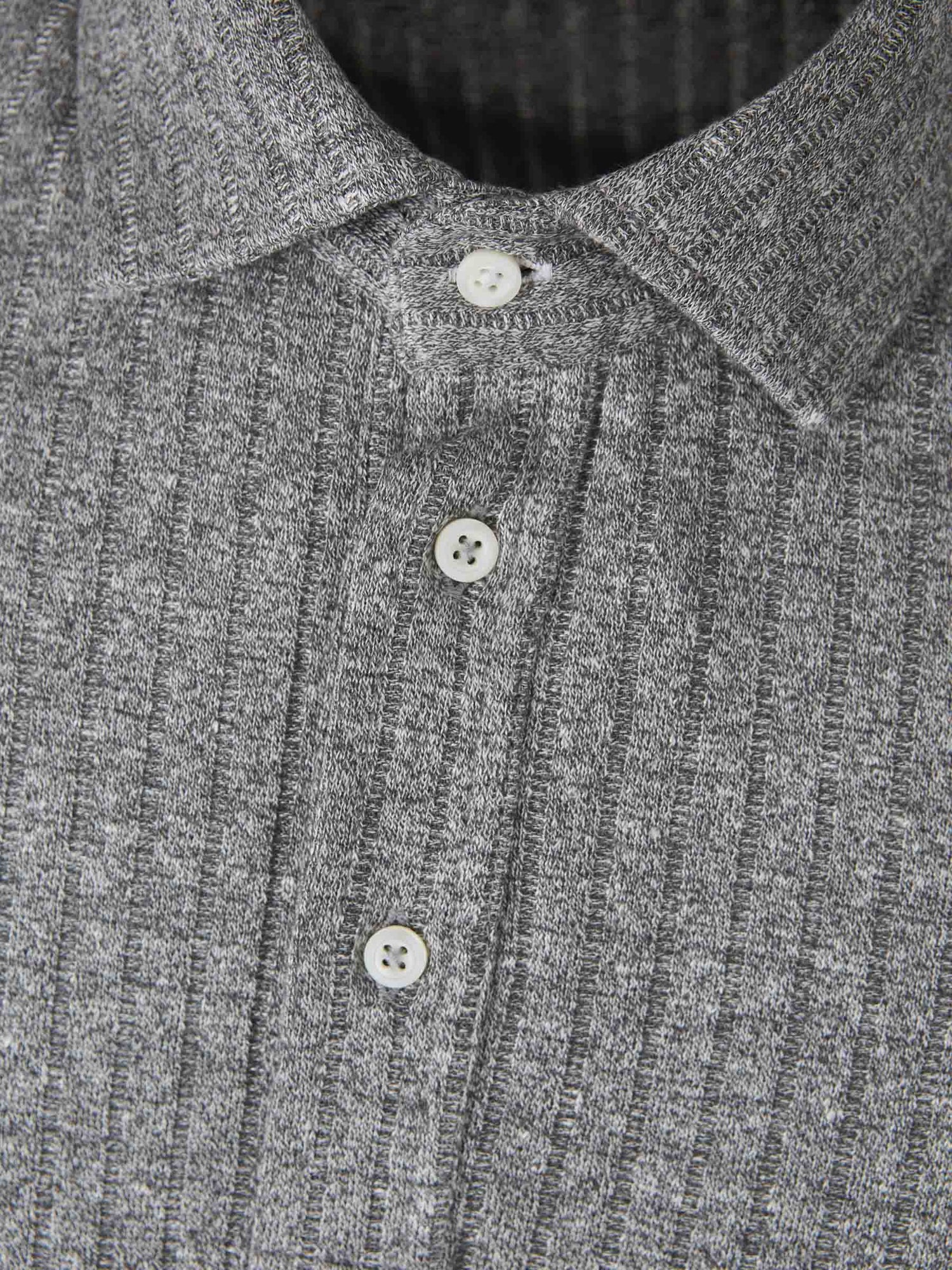 Outlet online Brunello Cucinelli Hombre Polo Canalé Botones color Gris Piedra sku 552-001534 02 - Foto 3