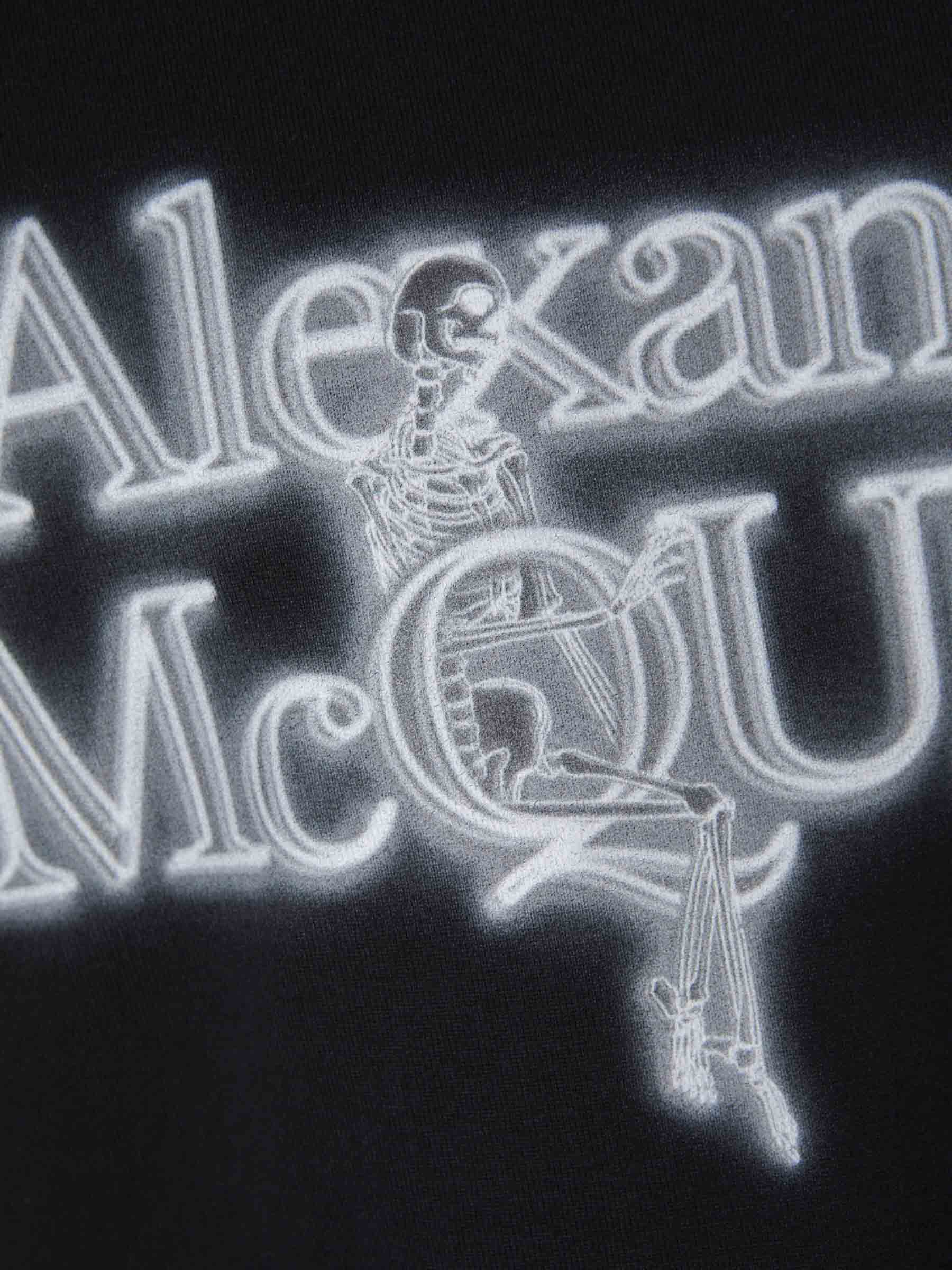 Outlet online Alexander McQueen Hombre Camiseta Gráfico Estampado color Negro sku 553-003266 01 - Foto 4