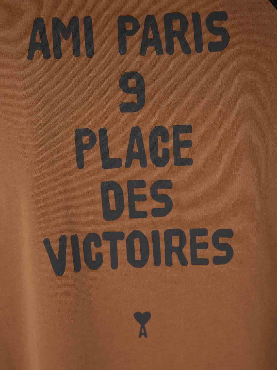 Outlet online Ami Paris Hombre Camiseta con logo bordado color Marrón sku 553-004435 01 - Foto 4