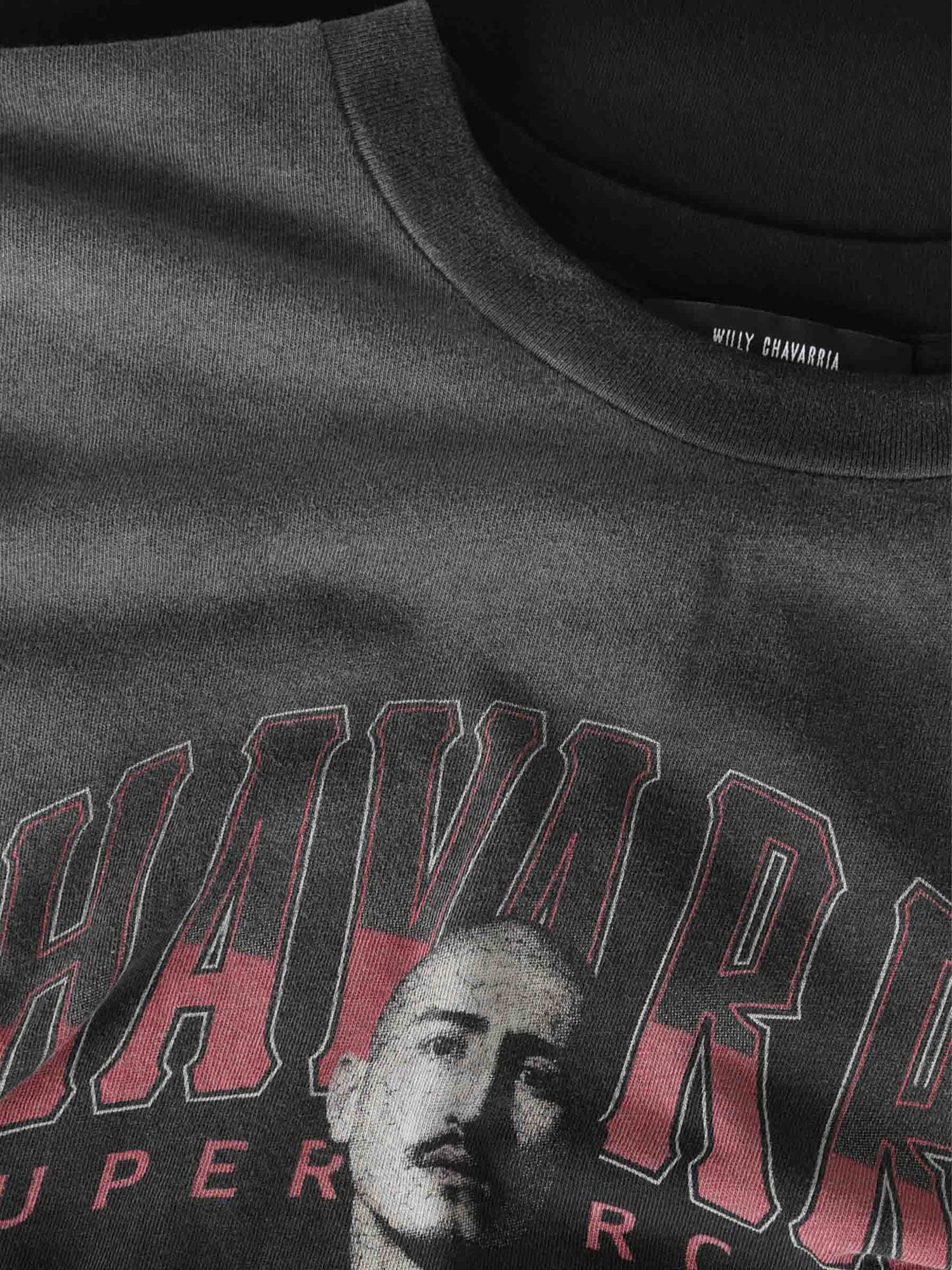Outlet online Willy Chavarria Hombre Camiseta San Chachi color Negro sku 553-004457 01 - Foto 3