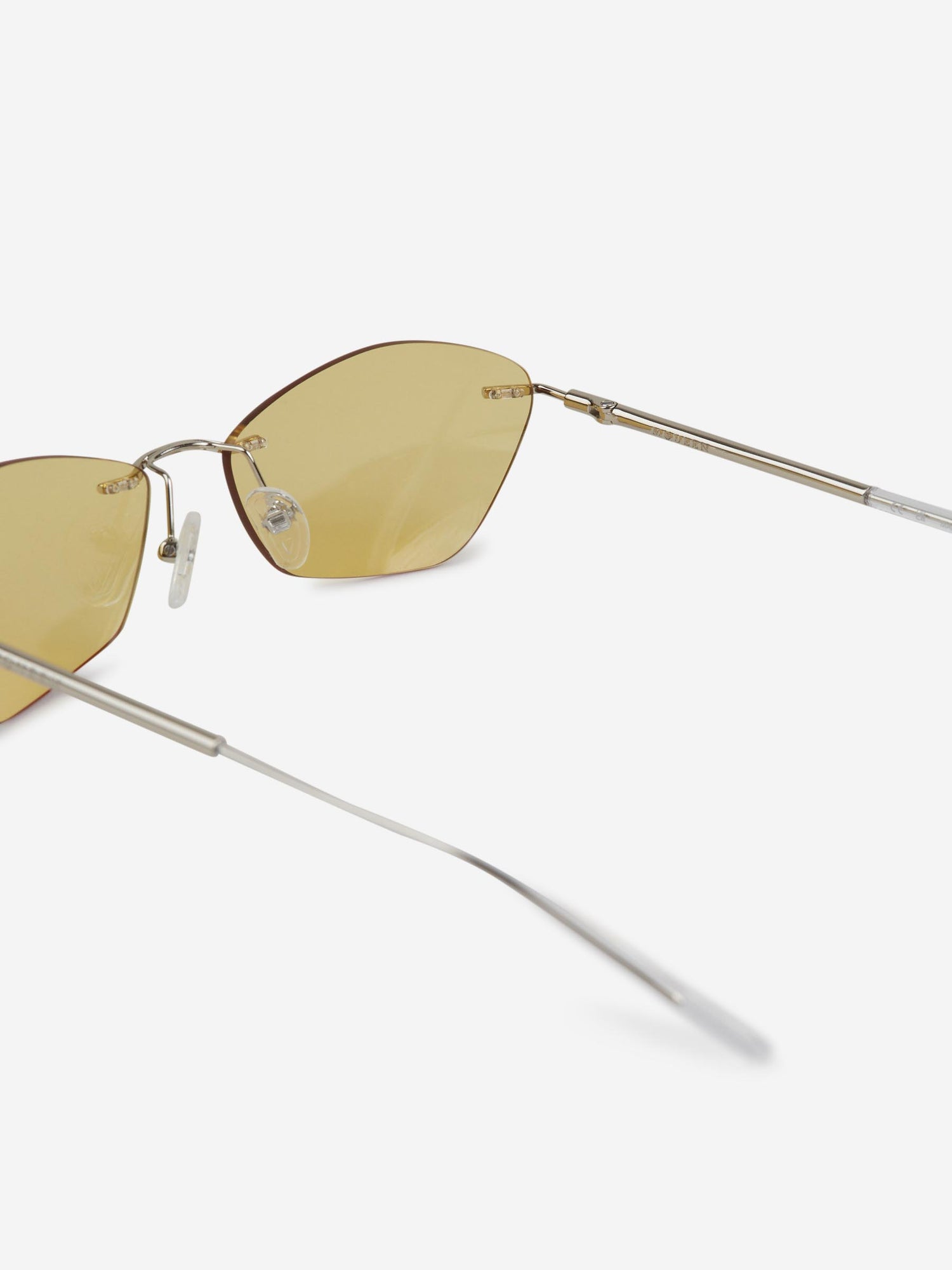 Outlet online McQueen Hombre Gafas de Sol T-Bar color Amarillo sku 614-003317 02 - Foto 4
