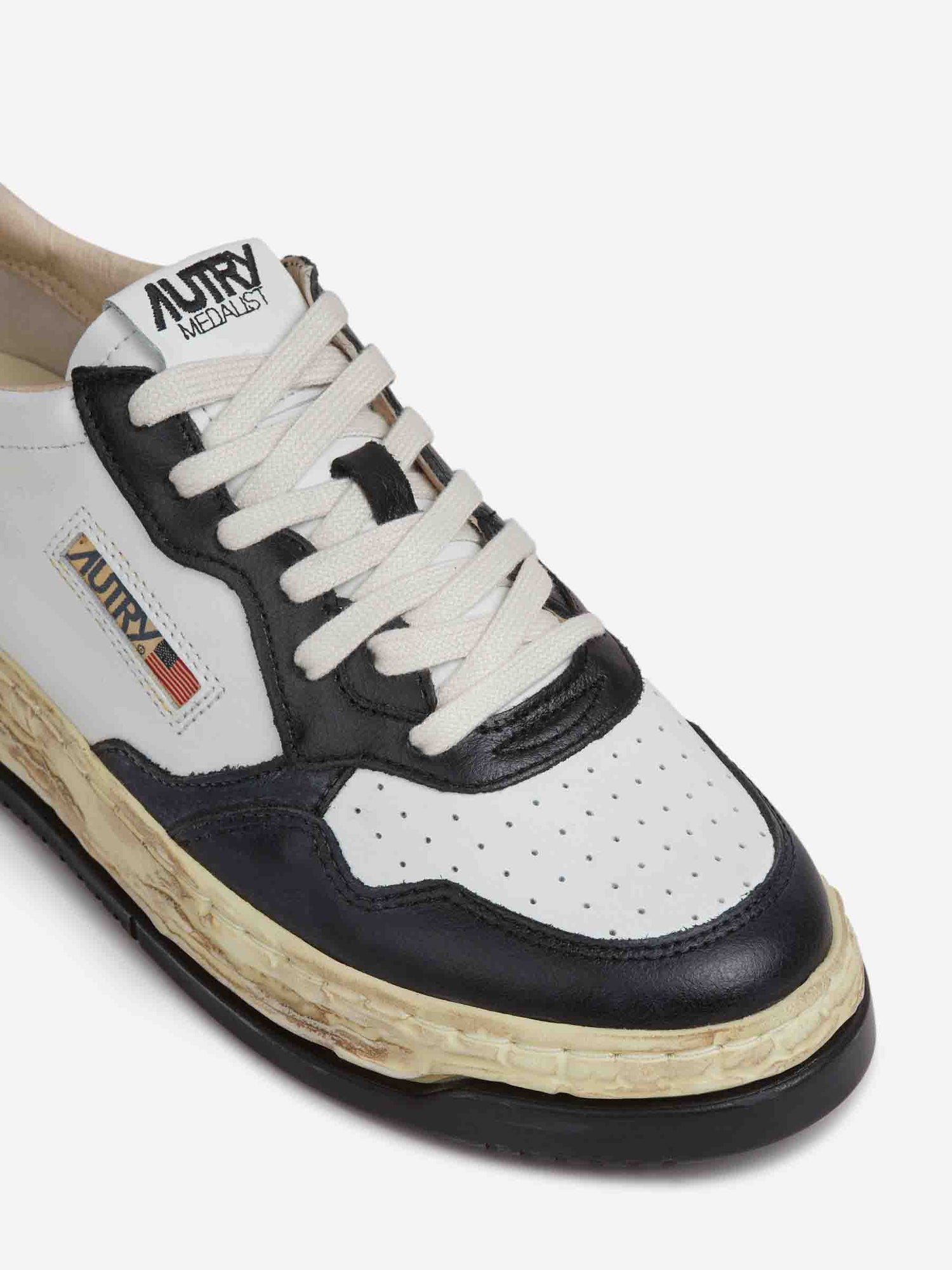 Outlet online Autry Hombre Zapatillas Supervint Low x MMY color Blanco Y Negro sku 616-003144 03 - Foto 5