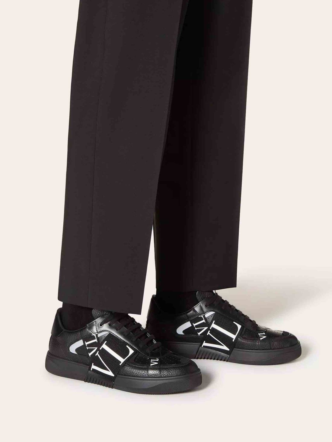 Outlet online Valentino Garavani Hombre Zapatillas Cintas VLTN color Negro sku 616-003147 01 - Foto 2