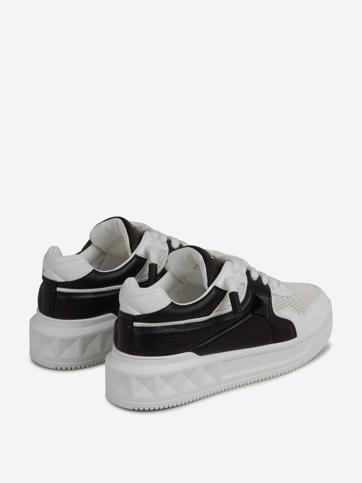 Outlet online Valentino Garavani Hombre Zapatillas Stud color Blanco Y Negro sku 616-003148 01 - Foto 3