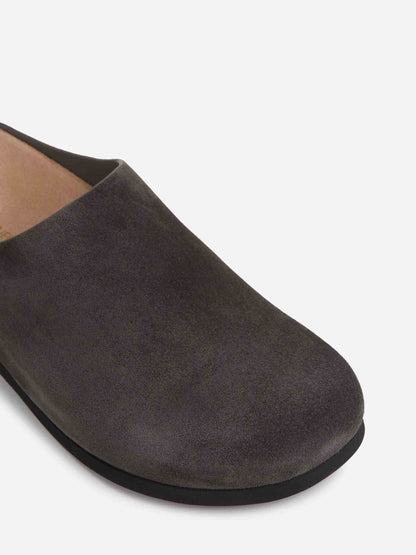Outlet online Common Projects Hombre Zuecos Clog Suede color Gris Antracita sku 617-000142 01 - Foto 5