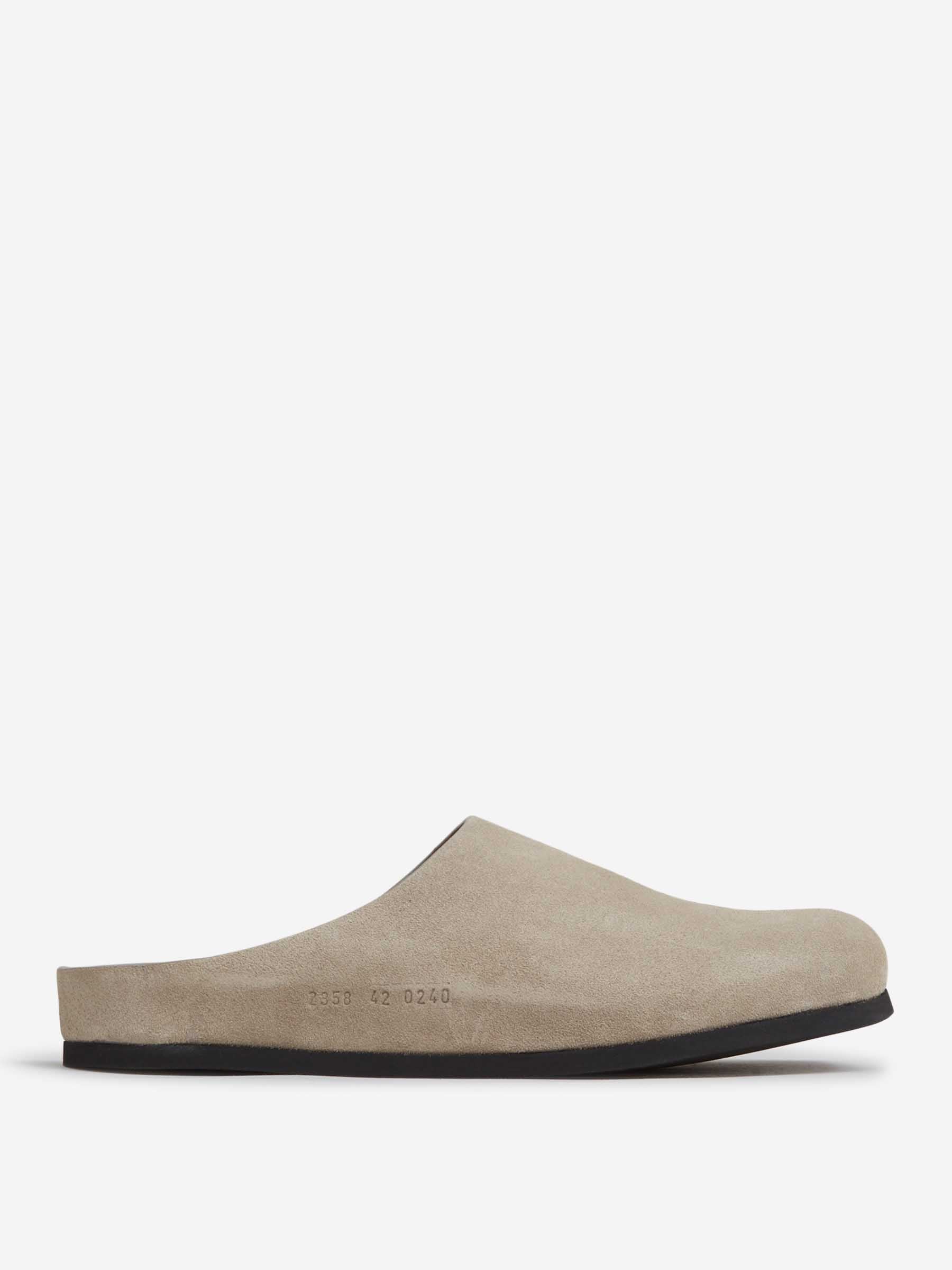 Common Projects Hombre Barcelona Zuecos Clog Suede color Taupe sku 617-000142 02 - Foto 1