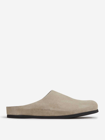 Common Projects Hombre Barcelona Zuecos Clog Suede color Taupe sku 617-000142 02 - Foto 1