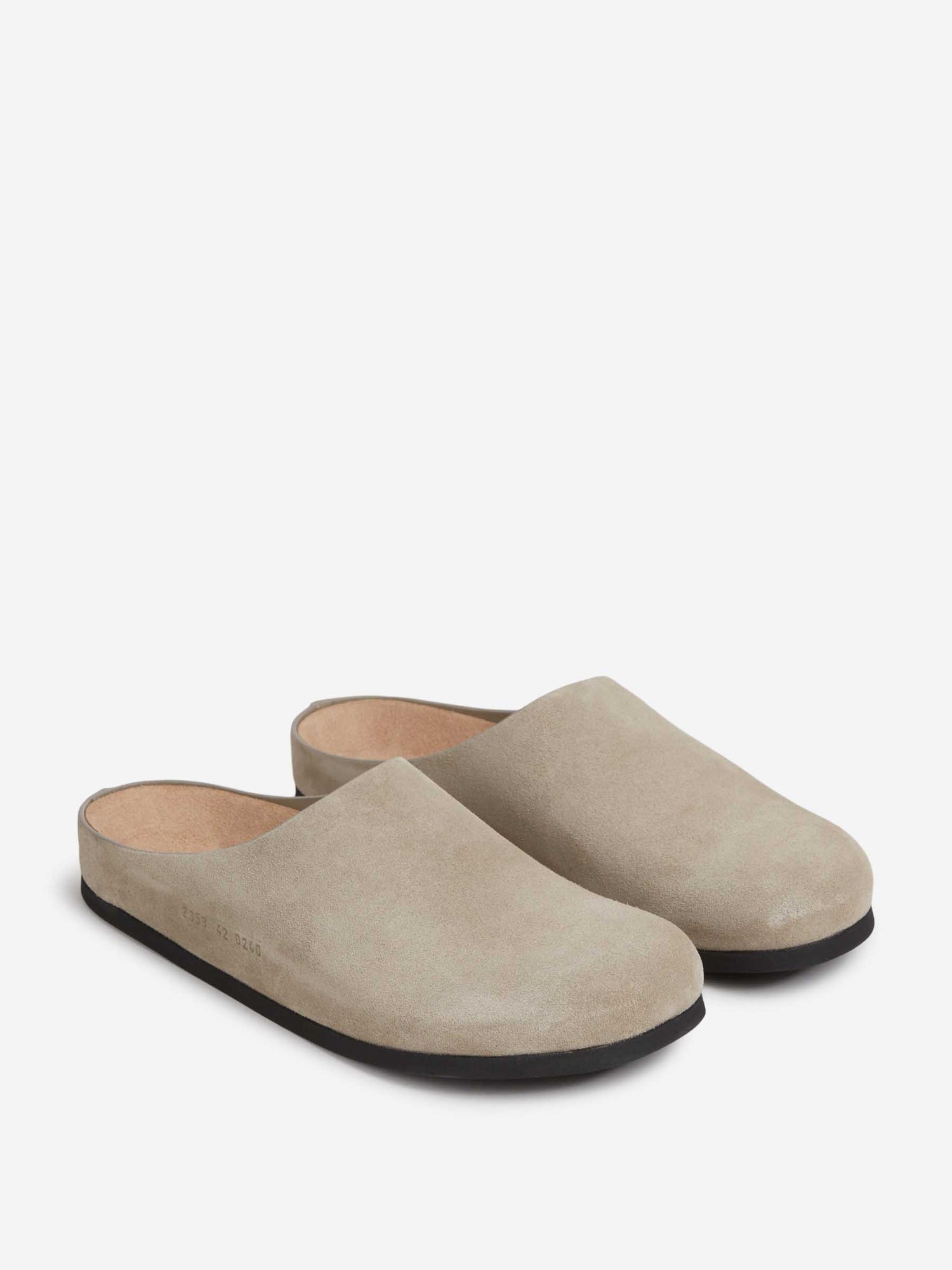 Common Projects Hombre Barcelona Zuecos Clog Suede color Taupe sku 617-000142 02 - Foto 2